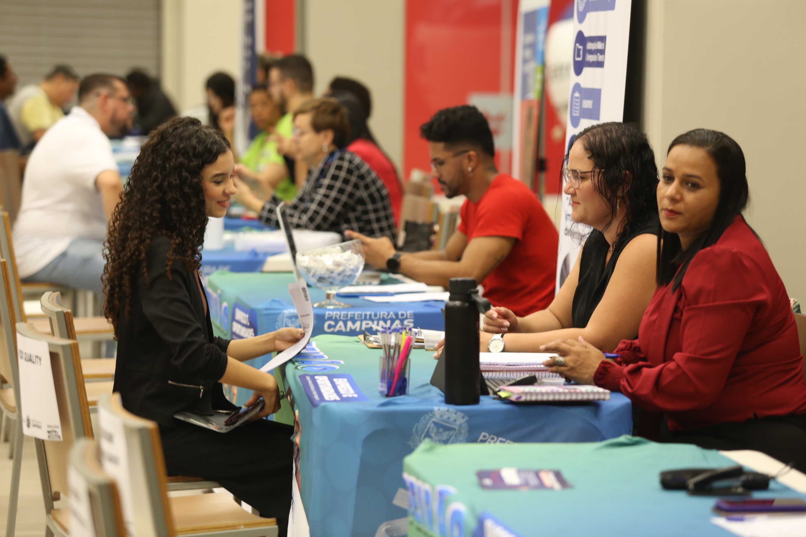 Trabalhadores devem levar documento oficial com foto, currículo impresso e carteira de trabalho física ou digital