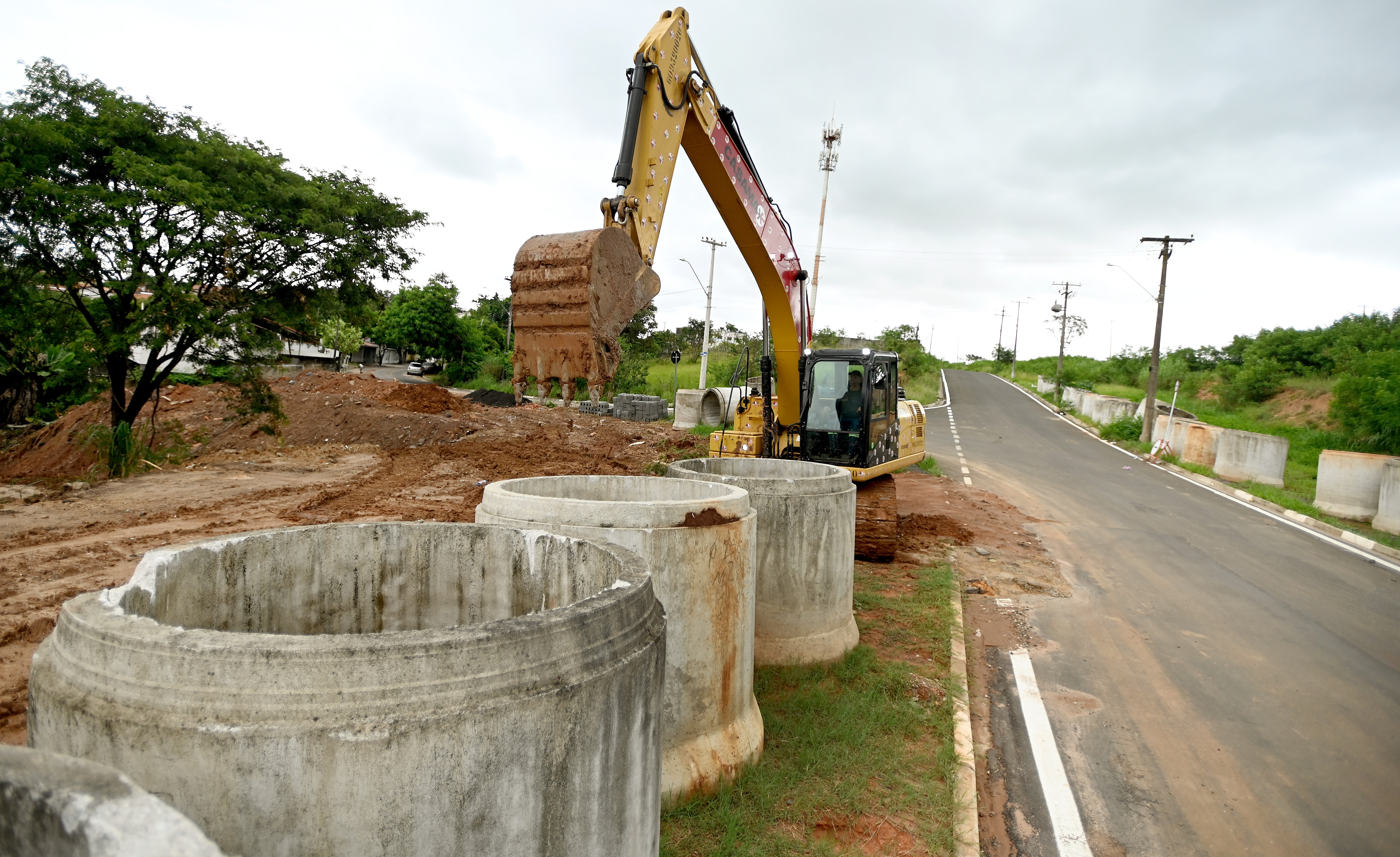 Para a obra, são utilizados diversos maquinários 
