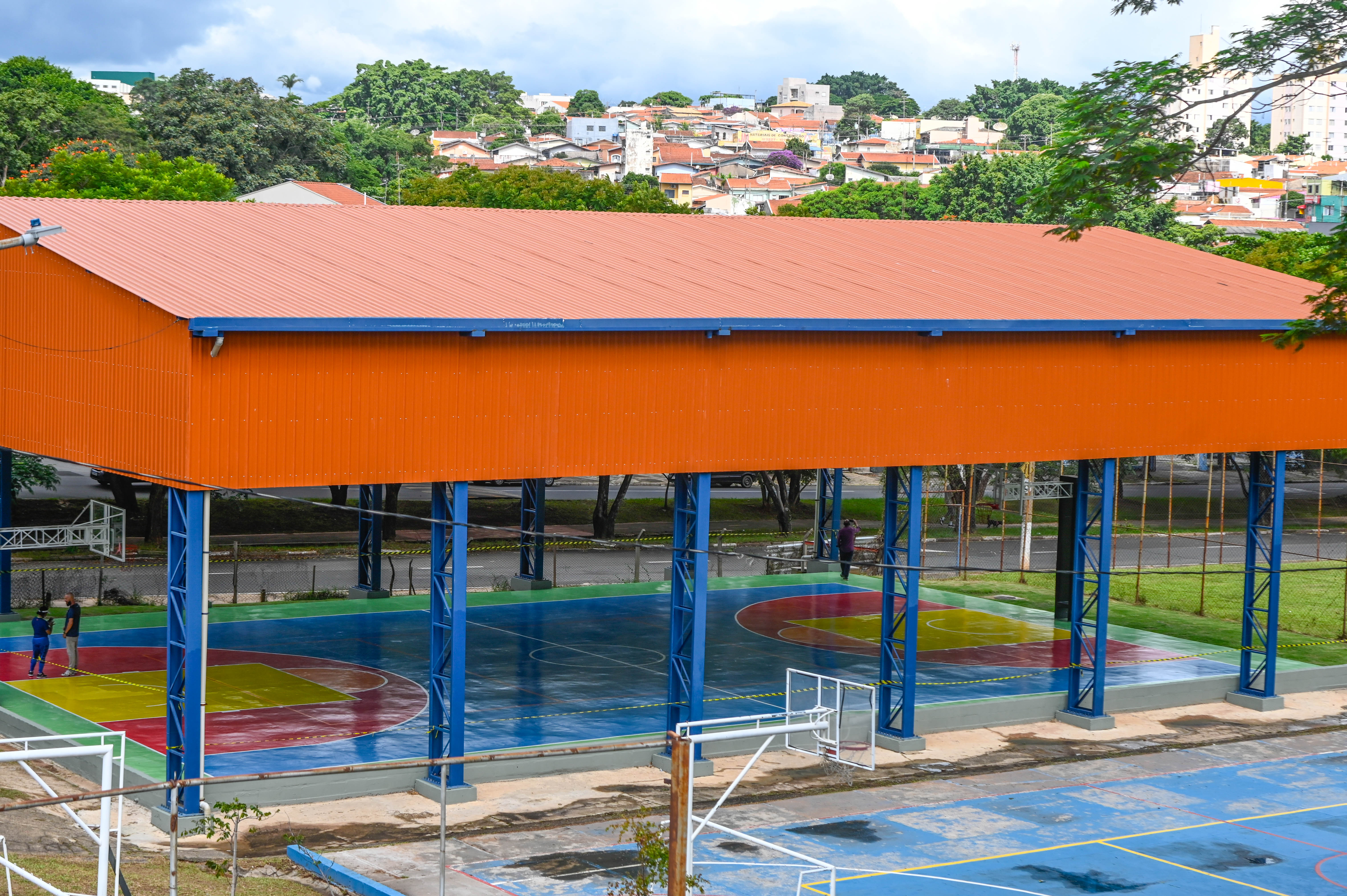 Quadra recebeu diversas melhorias como cobertura e troca de piso 