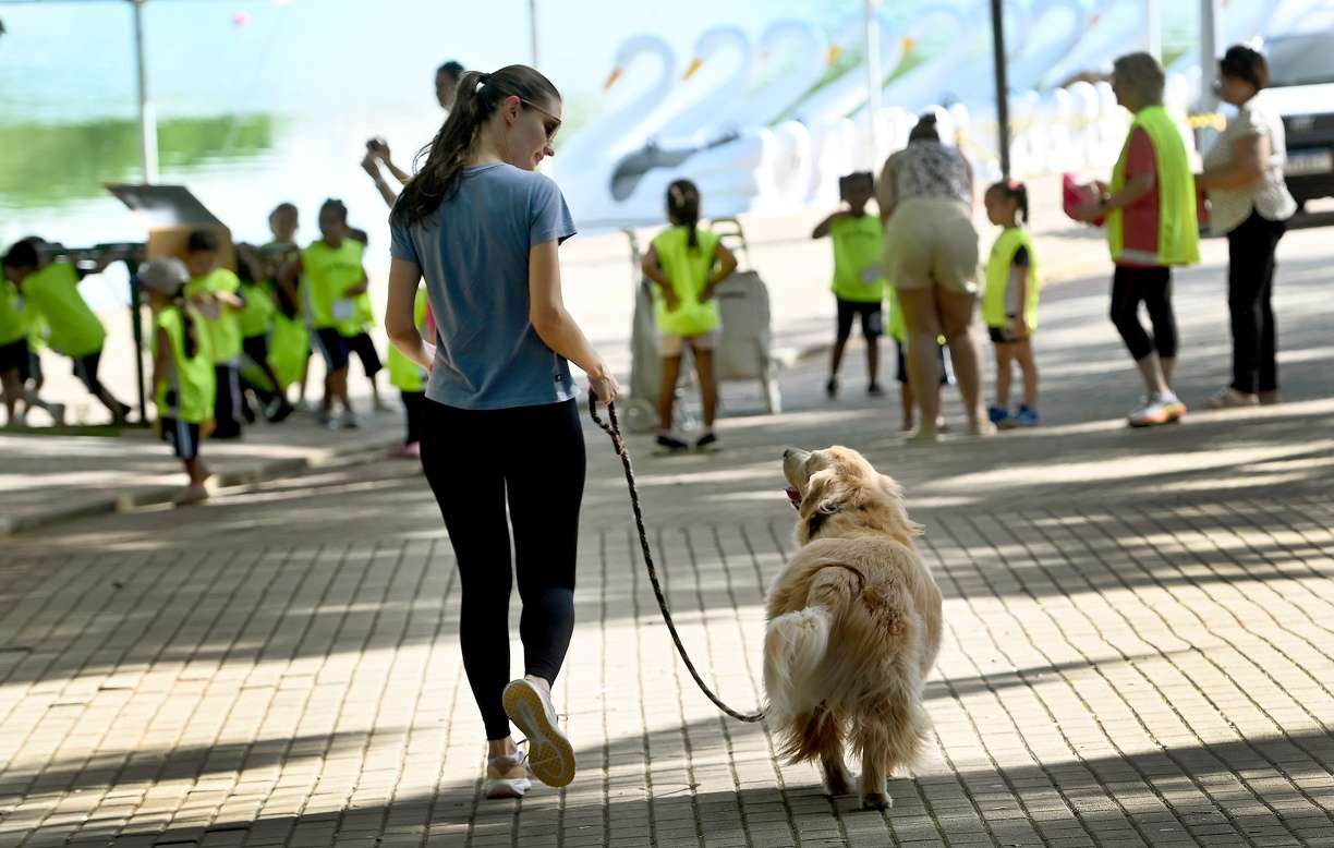 Daiana Canova aproveitou para caminhar na Lagoa ao lado do seu Golden Retriever Paco