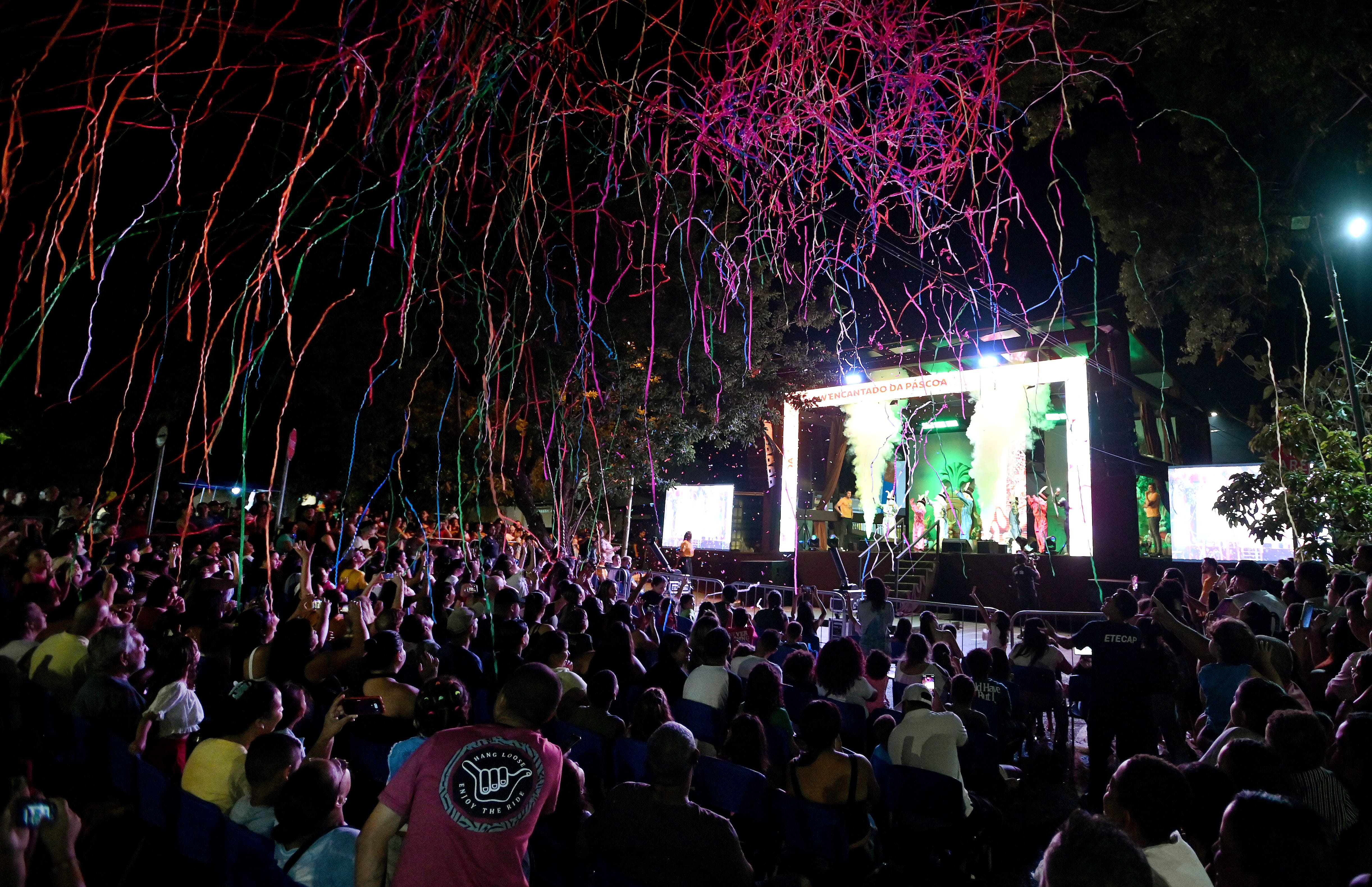 Os 11 espetáculos realizados reuniram cerca de 16.200 pessoas, consolidando a adesão do público à proposta de levar apresentações gratuitas para 15 diferentes bairros da cidade.