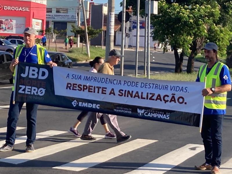 Educadores e agentes da mobilidade urbana se dividiram em três pontos da via: as estações BRT Rossin e Florence; e a Praça da Concórdia