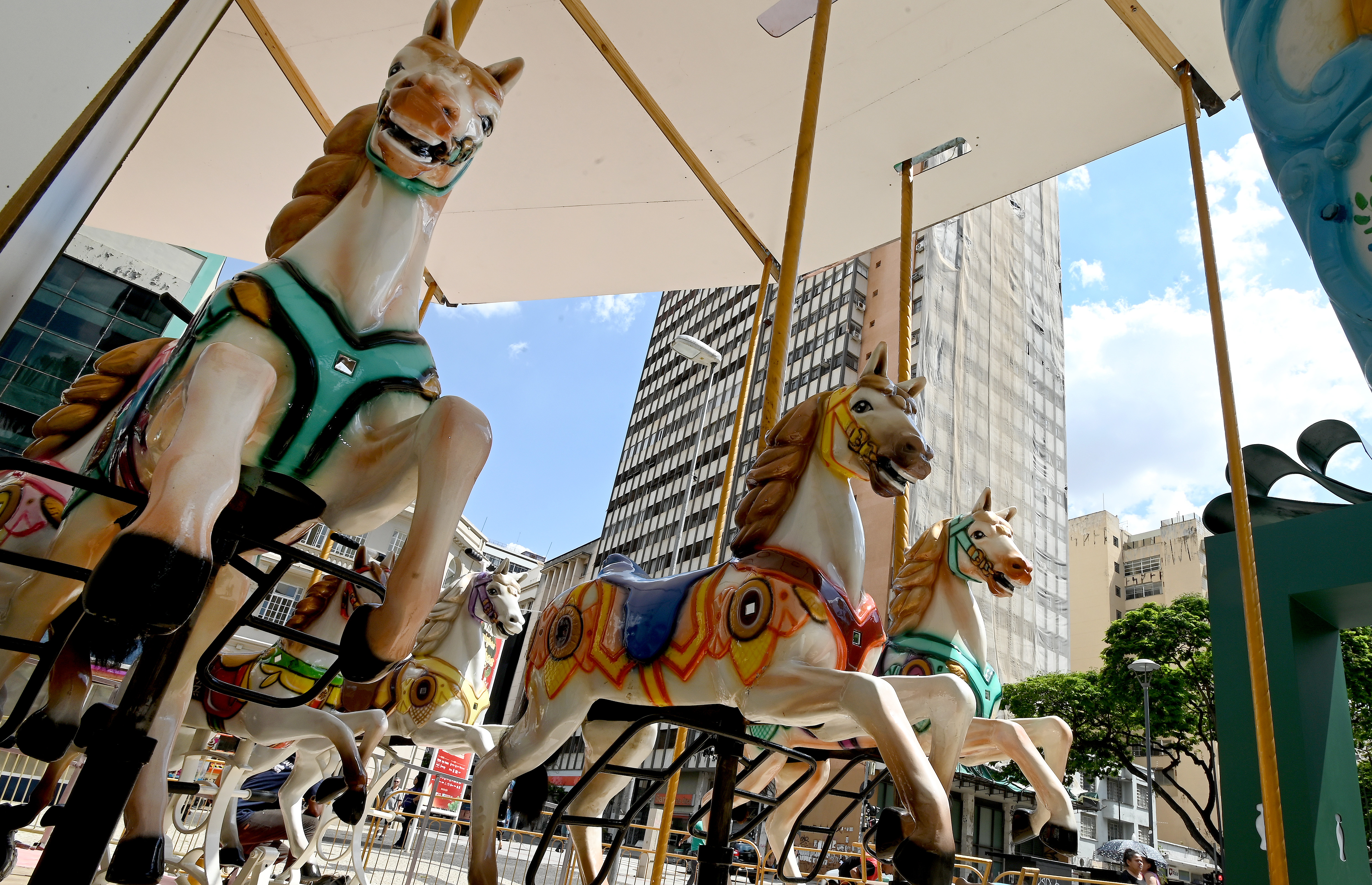 Carrossel já está montado e compõe o cenário no Largo do Rosário