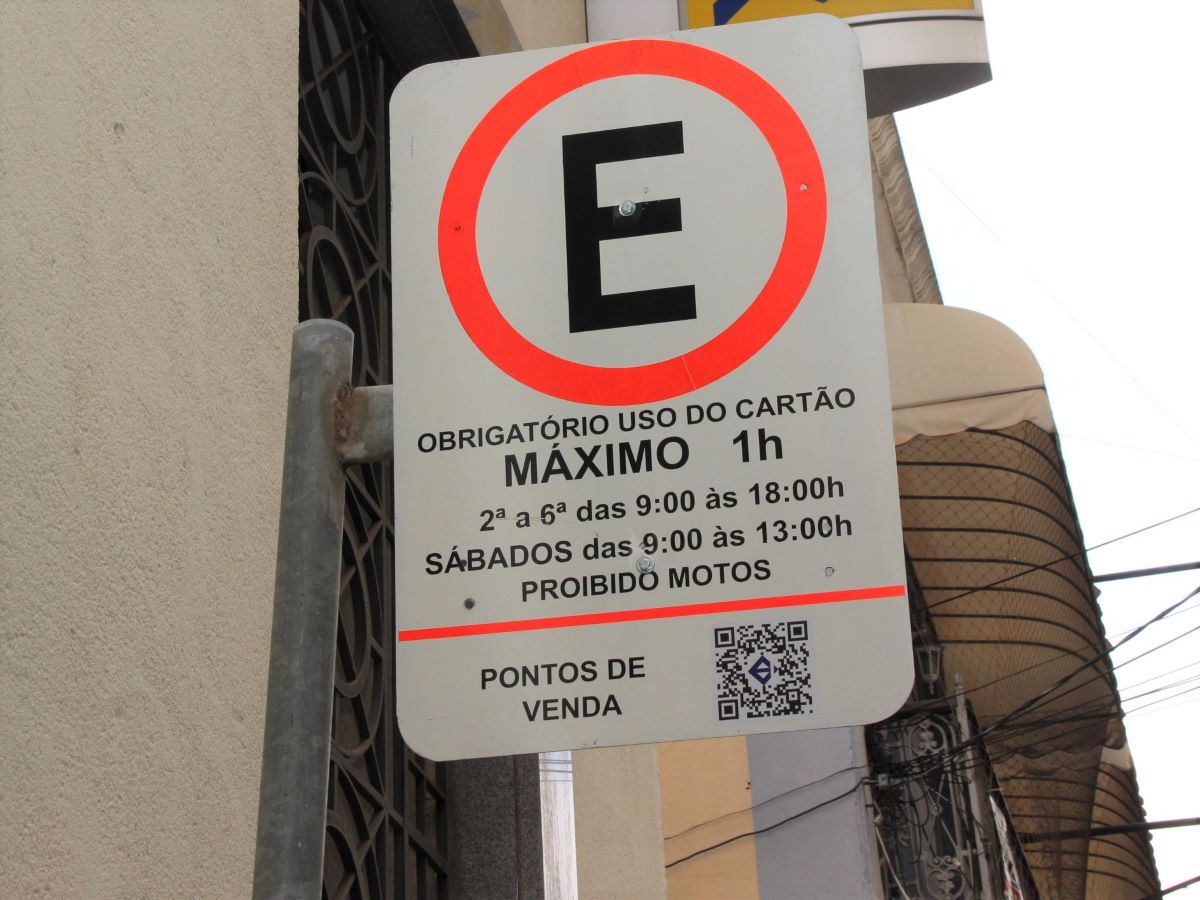 O valor da tarifa de estacionamento será mantido em R$ 4,00, com tempo de permanência determinado pelo local e região.