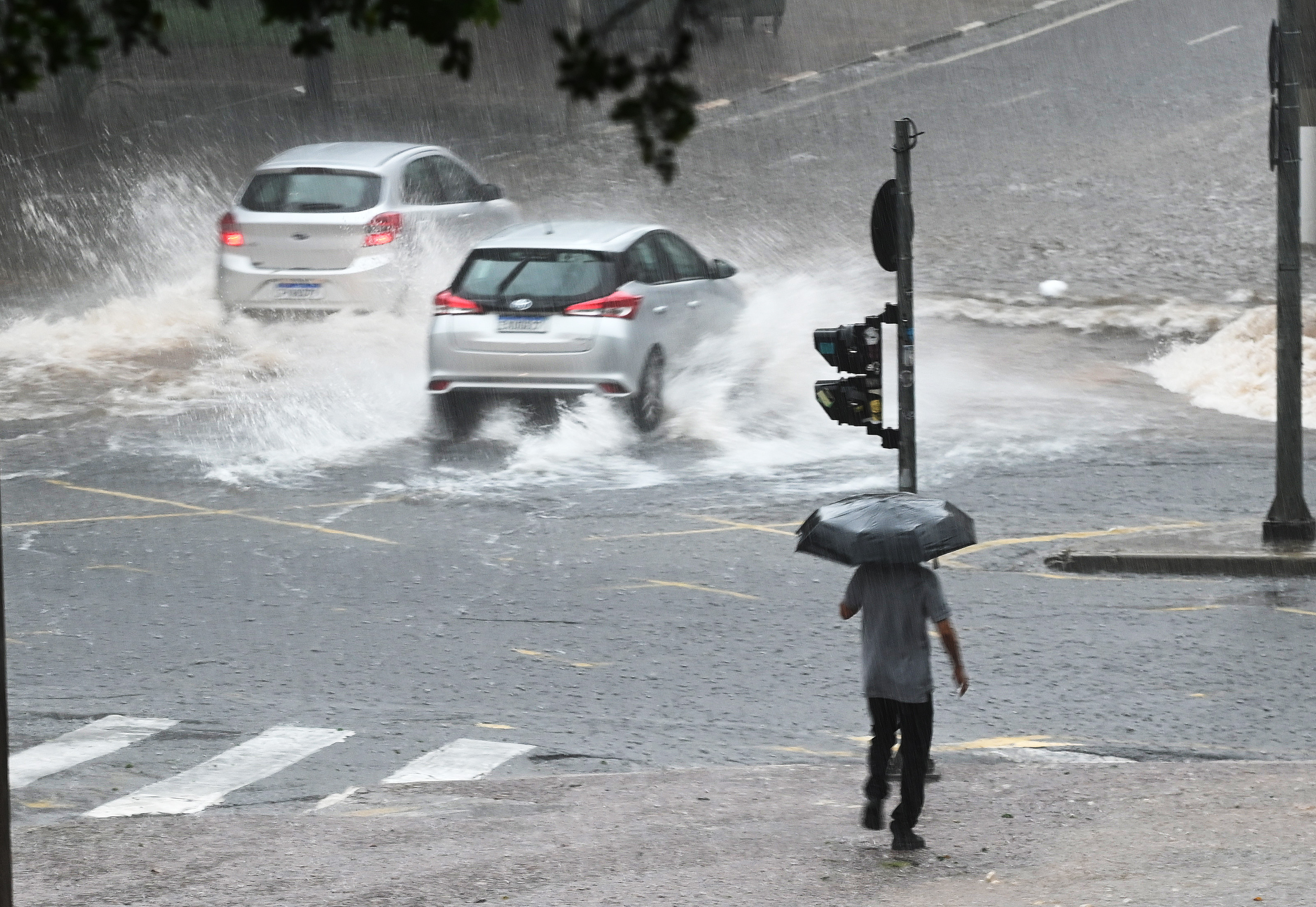 Equipes da Prefeitura estão nas ruas para atender as demandas causadas pela chuva na cidade