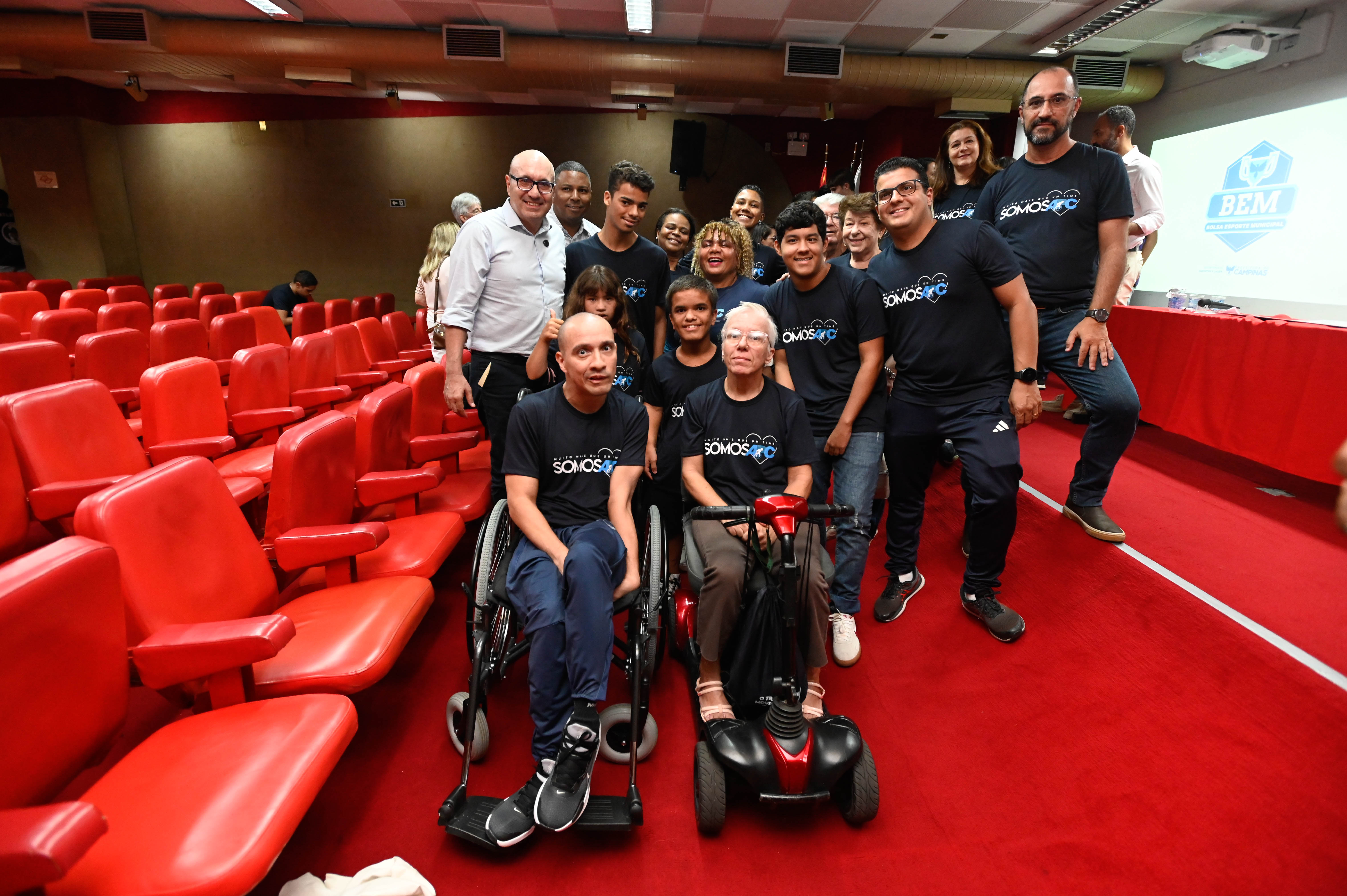 Cerimônia reuniu atletas e paratletas do município 