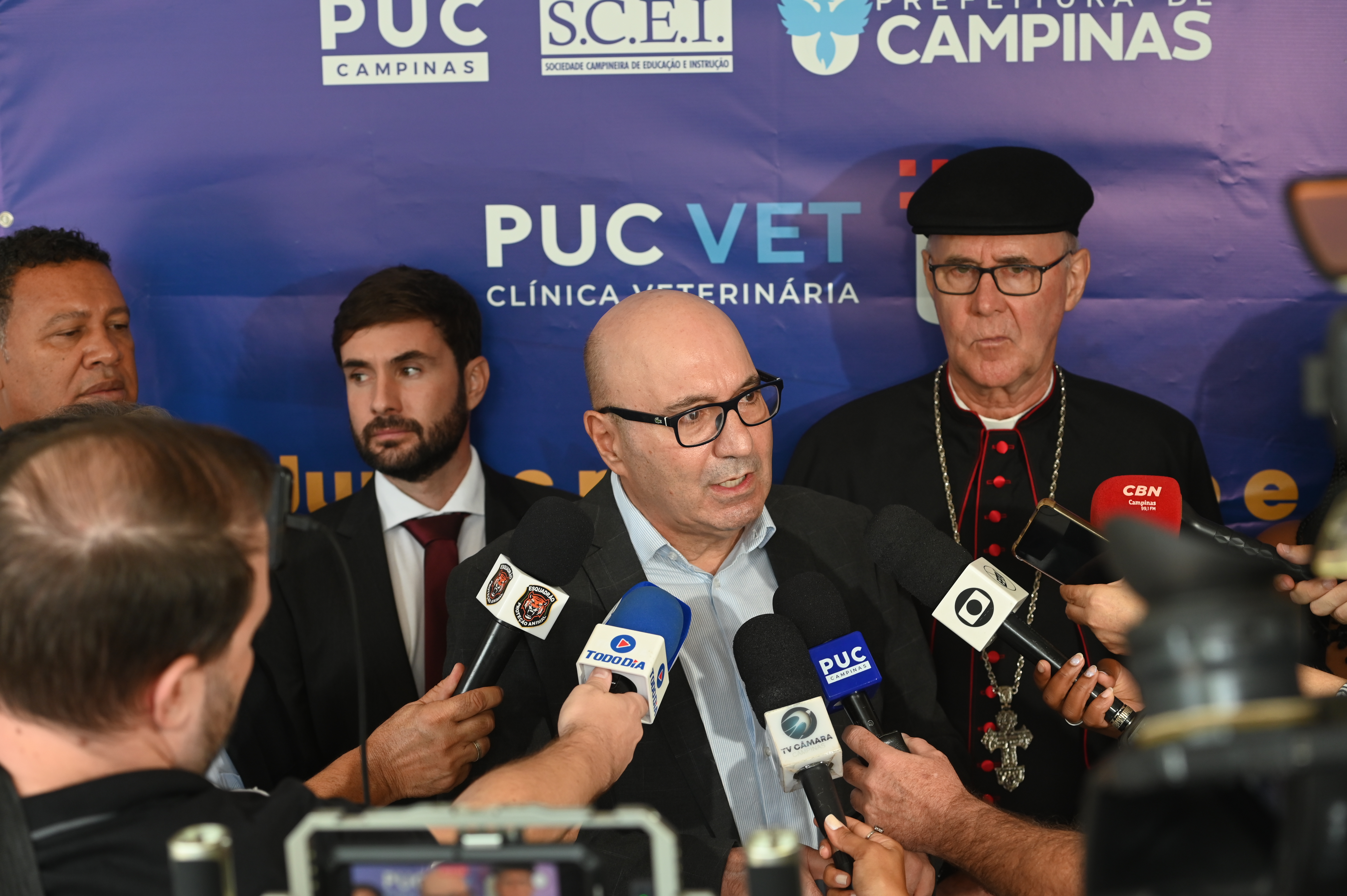 O prefeito Dário Saadi durante entrevista após assinatura do contrato: atendimento de qualidade, em um hospital com estrutura de excelência