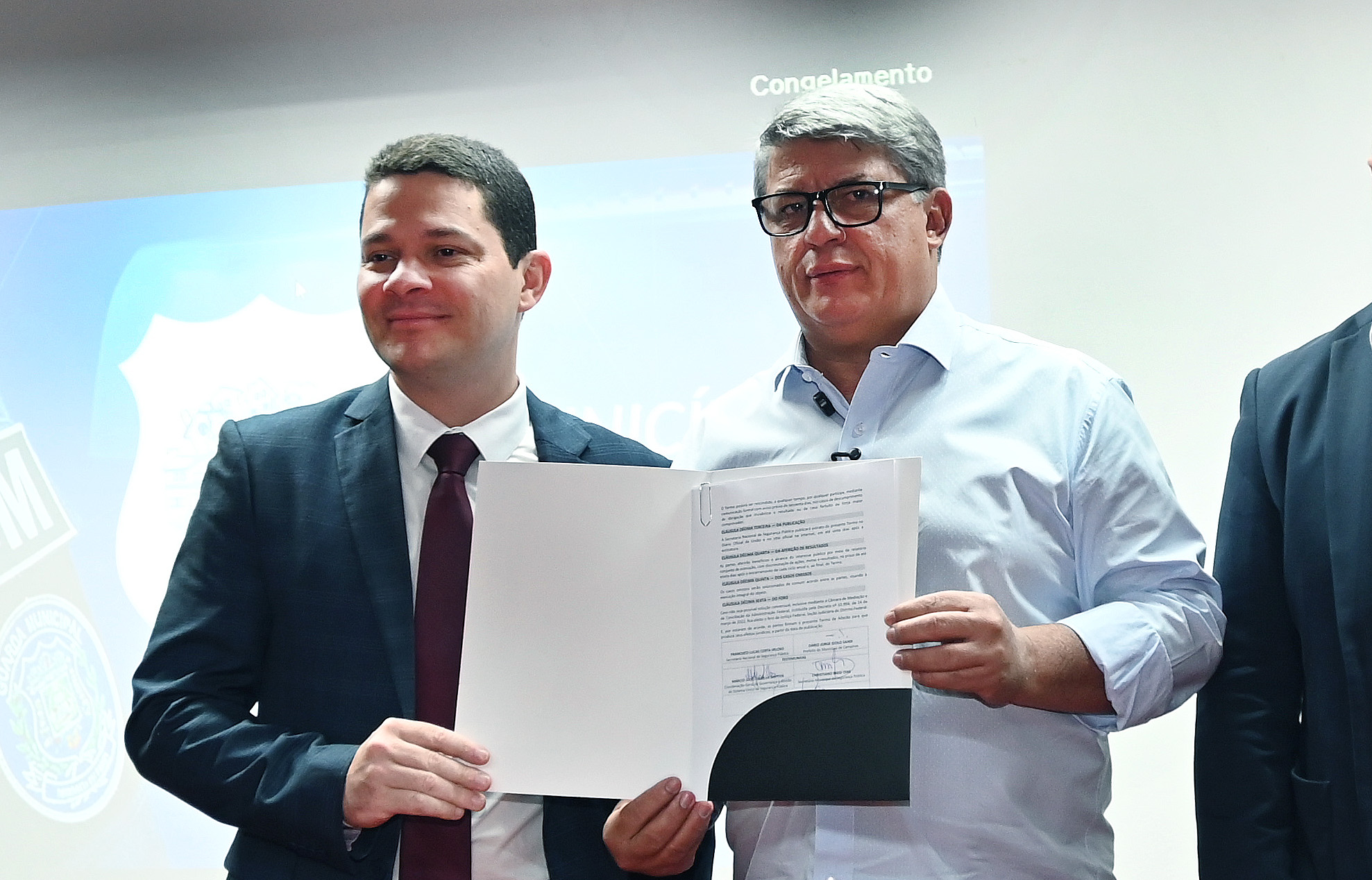 Márcio Mattos, do Senasp, e prefeito em exercício, Wanderley de Almeida mostram assinatura do termo de adesão ao programa 