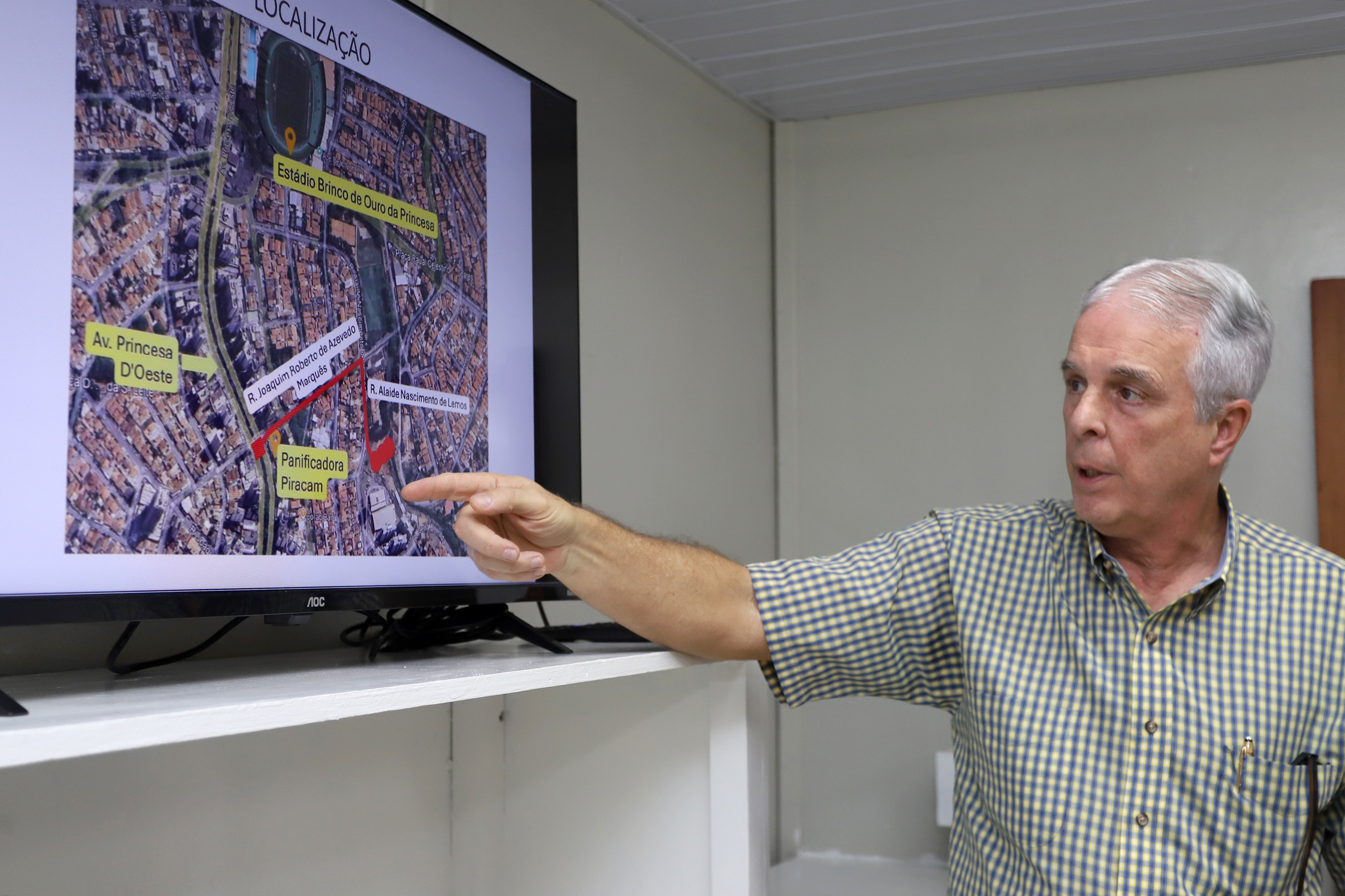 Secretário de Infraestrutura, Carlos José Barreiro, apresenta projeto