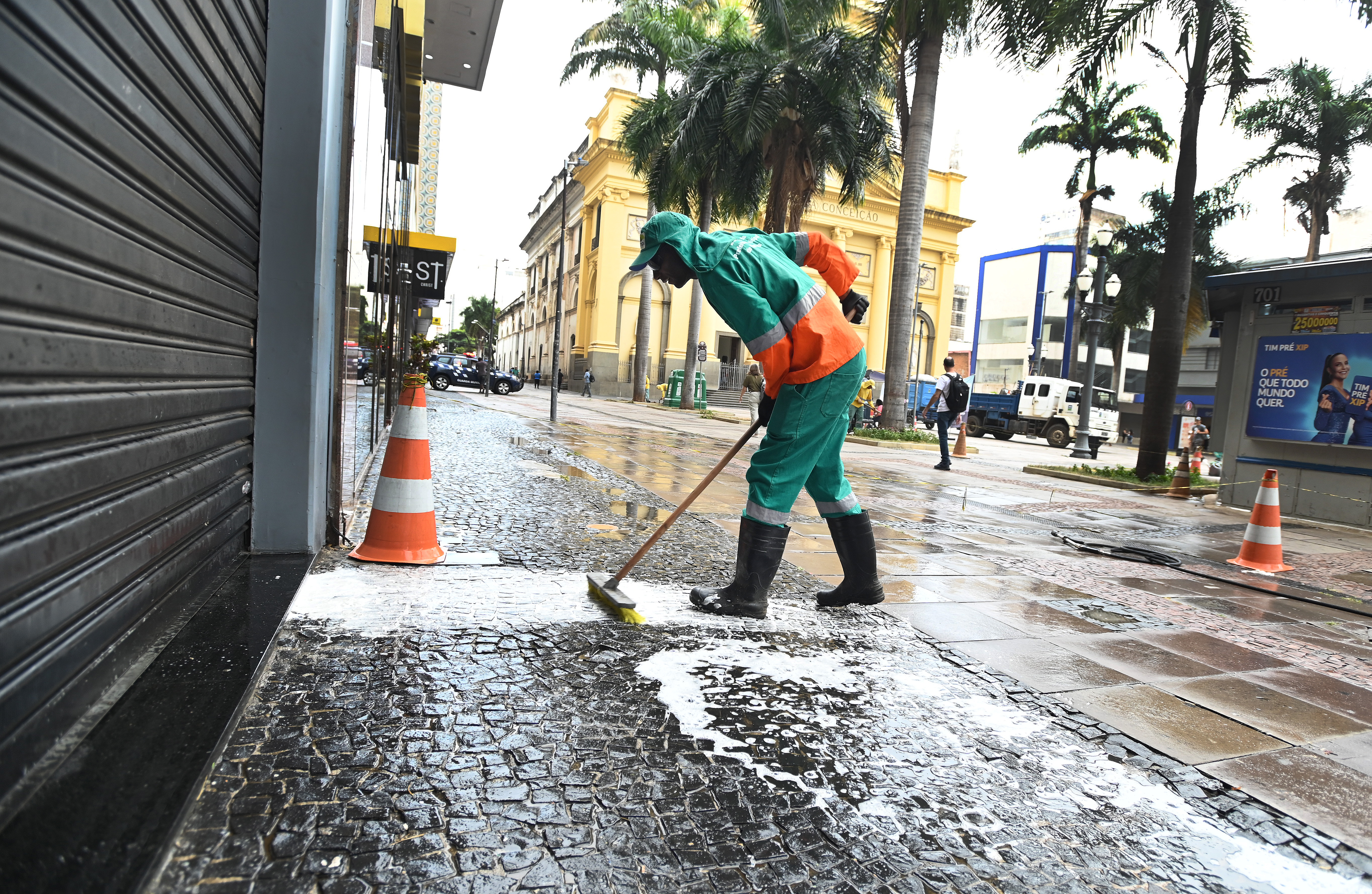 Mesmo com o fim da ação especial, os serviços de limpeza e conservação do Centro ocorrem diariamente