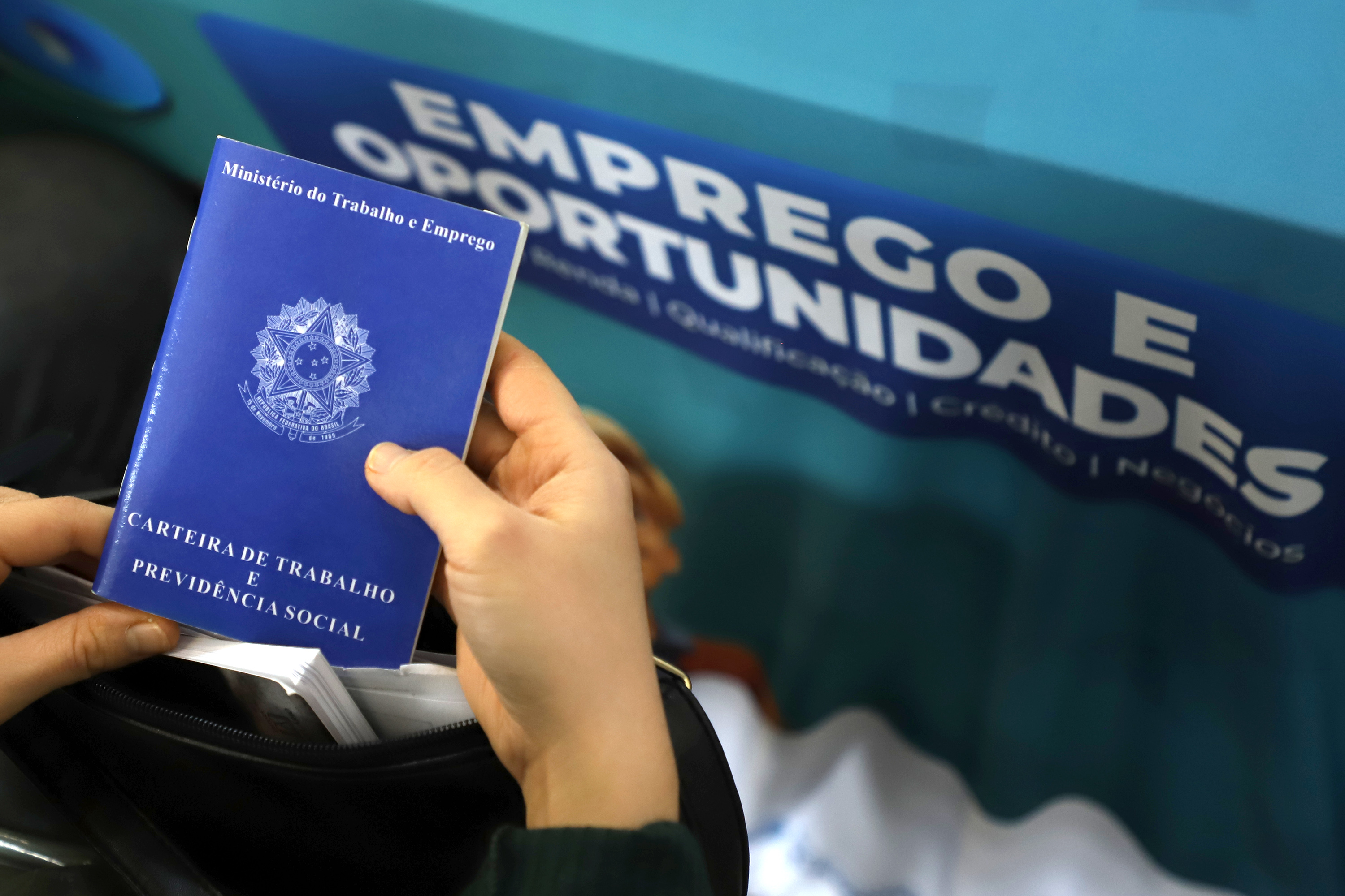 É preciso levar currículo impresso, documento oficial com foto e carteira de trabalho, física ou digital