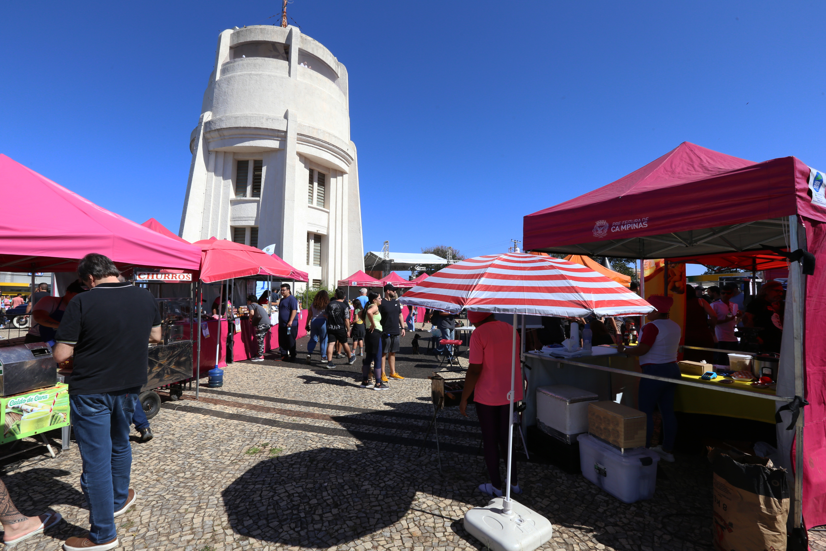 Com a presença de diversas gerações, o evento reuniu carros raros, música ao vivo, fast food e centenas de apaixonados pelo automobilismo