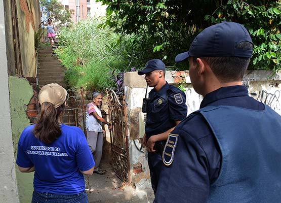 GMs ajudaram na abordagem aos moradores 