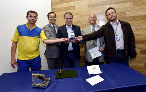 Correios, Prefeitura e Sanasa comemoram lançamento