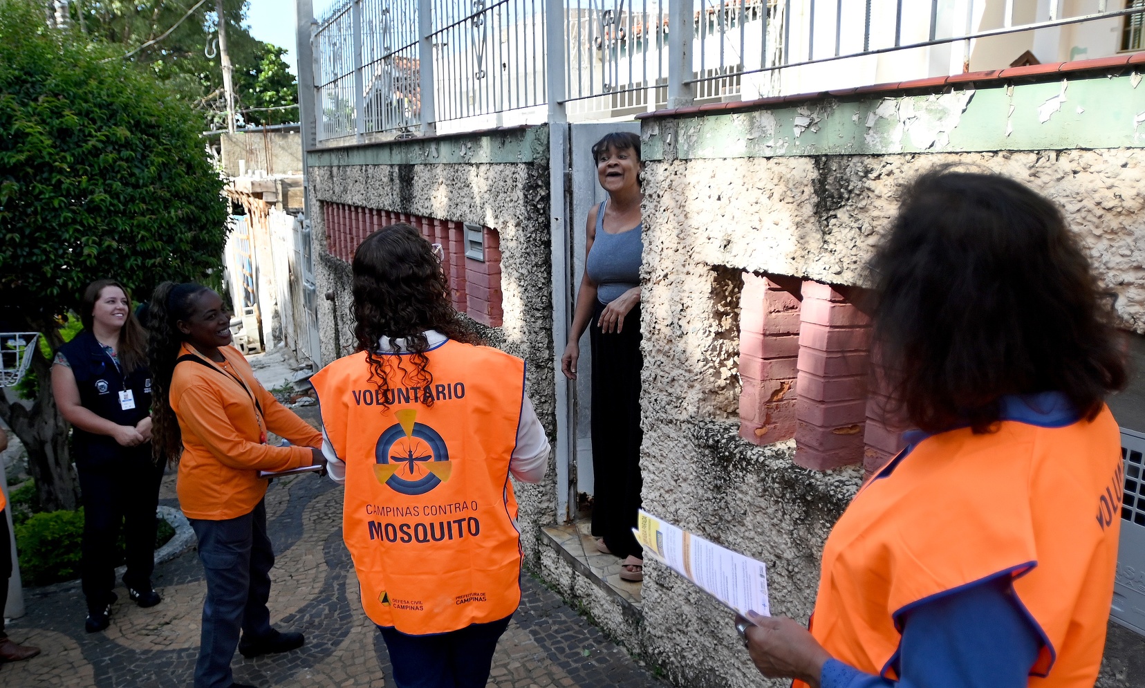 É importante receber bem os agentes que visitarão os imóveis; dúvidas podem ser esclarecidas pelo 156 