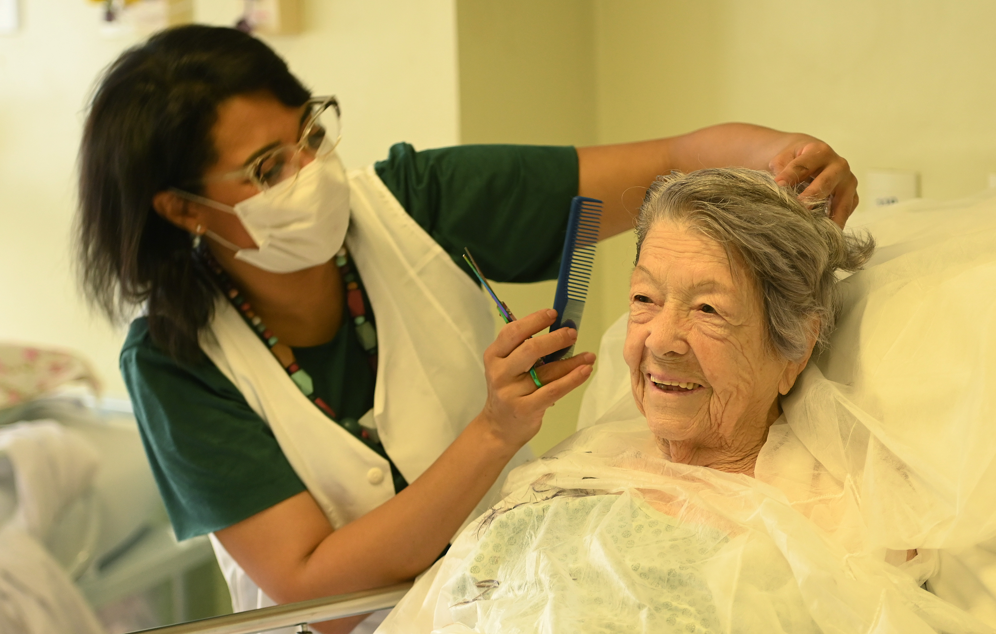 A paciente Divina Ferreira Gonçalves comemora: “Vou sair daqui de cabelo cortado e arrumado, que delícia!”