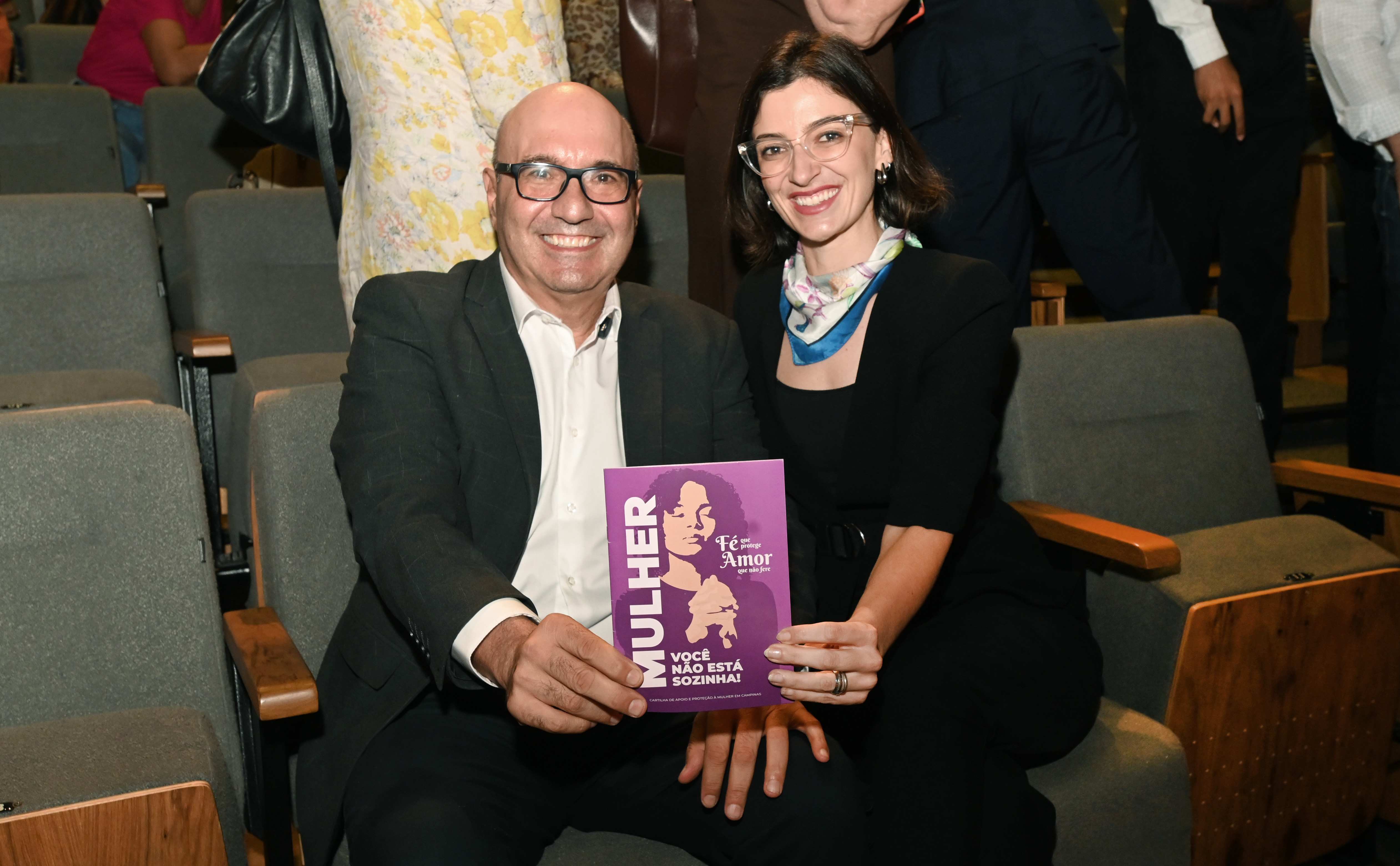 Prefeito Dário Saadi e a primeira-dama Maria Giovana Fortunato apresentam a cartilha “Fé que protege, amor que não fere” durante o lançamento do programa