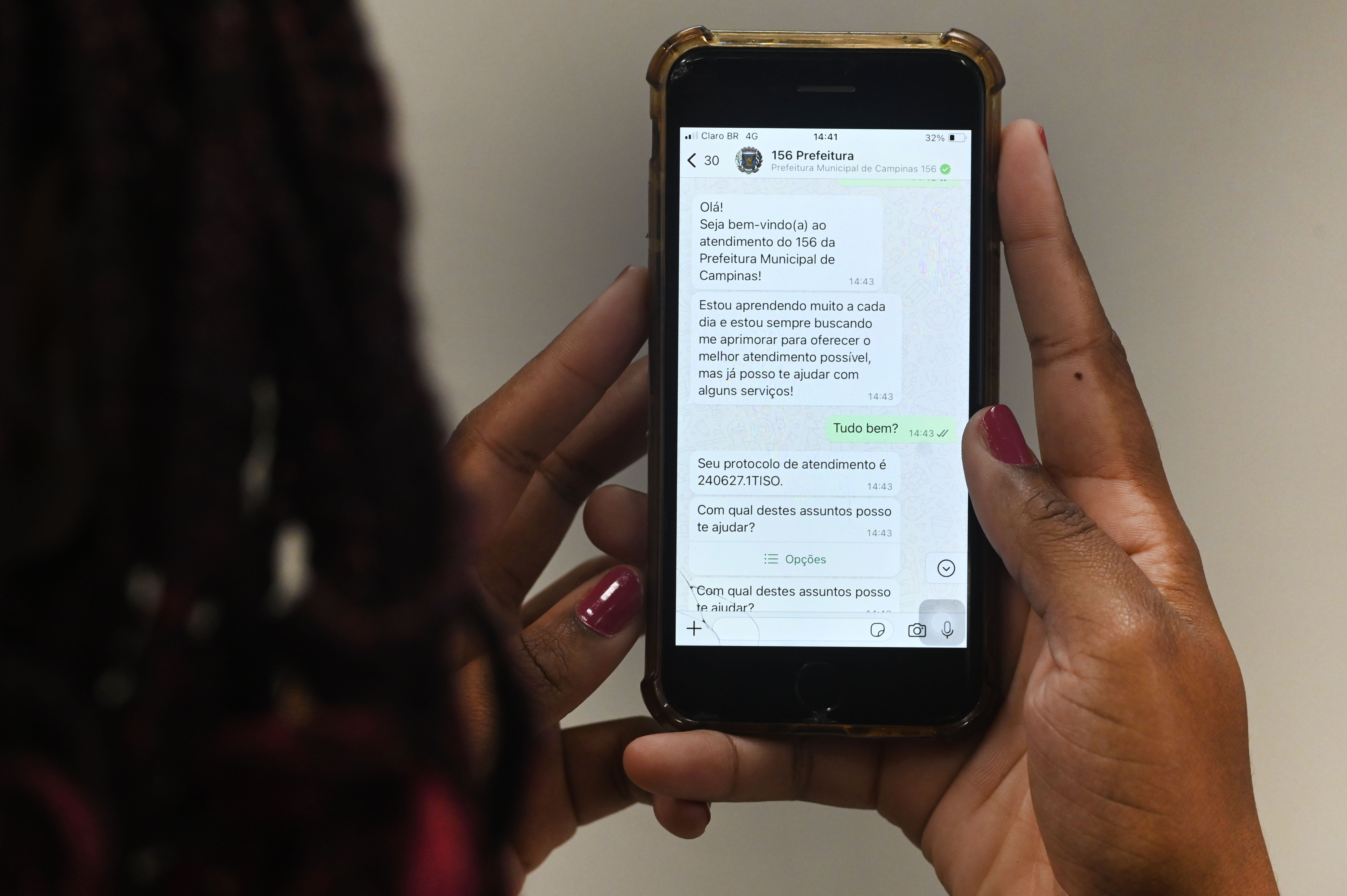 Cidadão já pode fazer pedidos como poda de árvore, reclamações, sugestões, serviço de tapa-buraco e denúncias pelo WhatsApp 156