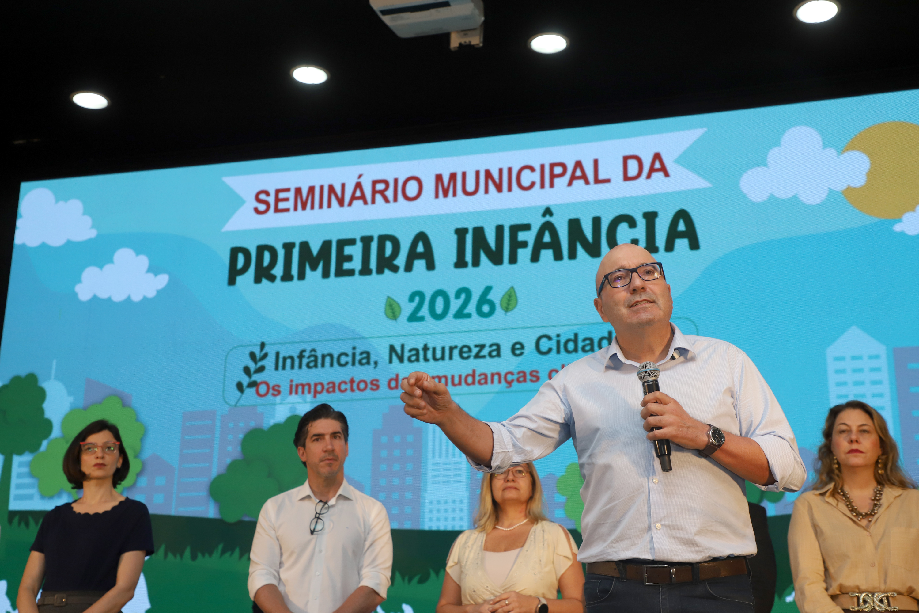 "É fundamental discutir os impactos das mudanças climáticas na primeira infância para reduzir e minimizar os efeitos para as crianças, que são mais vulneráveis", destacou o prefeito Dário Saadi
