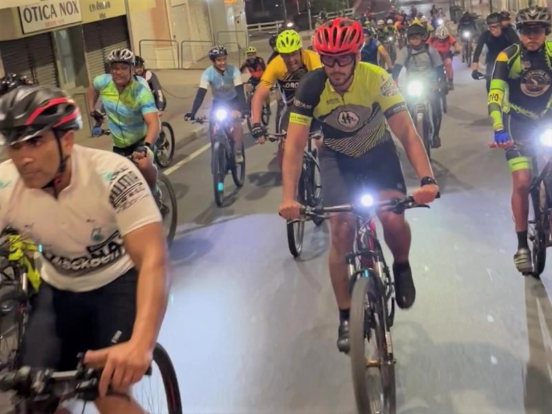 Todas as regras de trânsito e segurança devem ser obedecidas por ciclistas e motoristas 