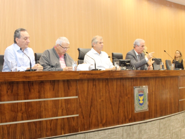 Secretários e vereadores durante o encontro no Legislativo