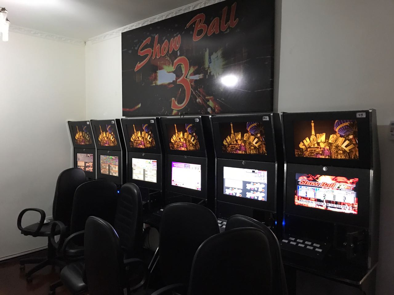 Foram apreendidas cerca de 50 caça níqueis e dinheiro