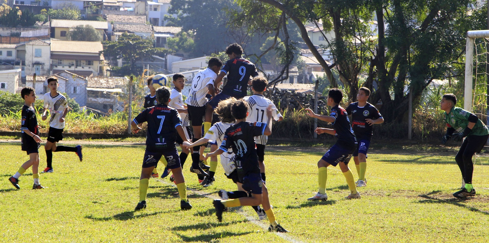 Equipes de projetos sociais, escolinhas de futebol e clubes associativos participam do campeonato 