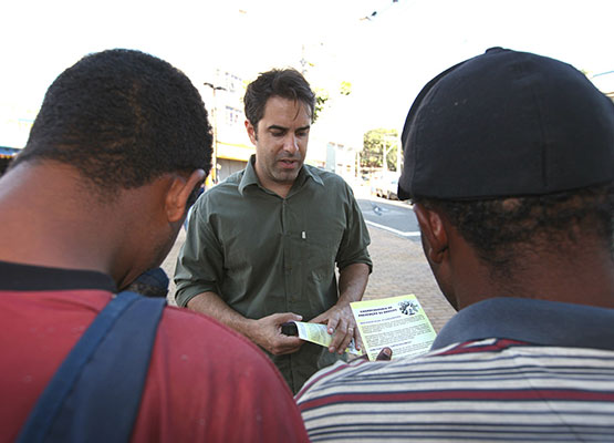 Hossri e equipe abordaram 100 pessoas