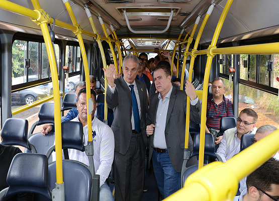 Prefeito e secretário no ônibus para percorrer trecho em obras 