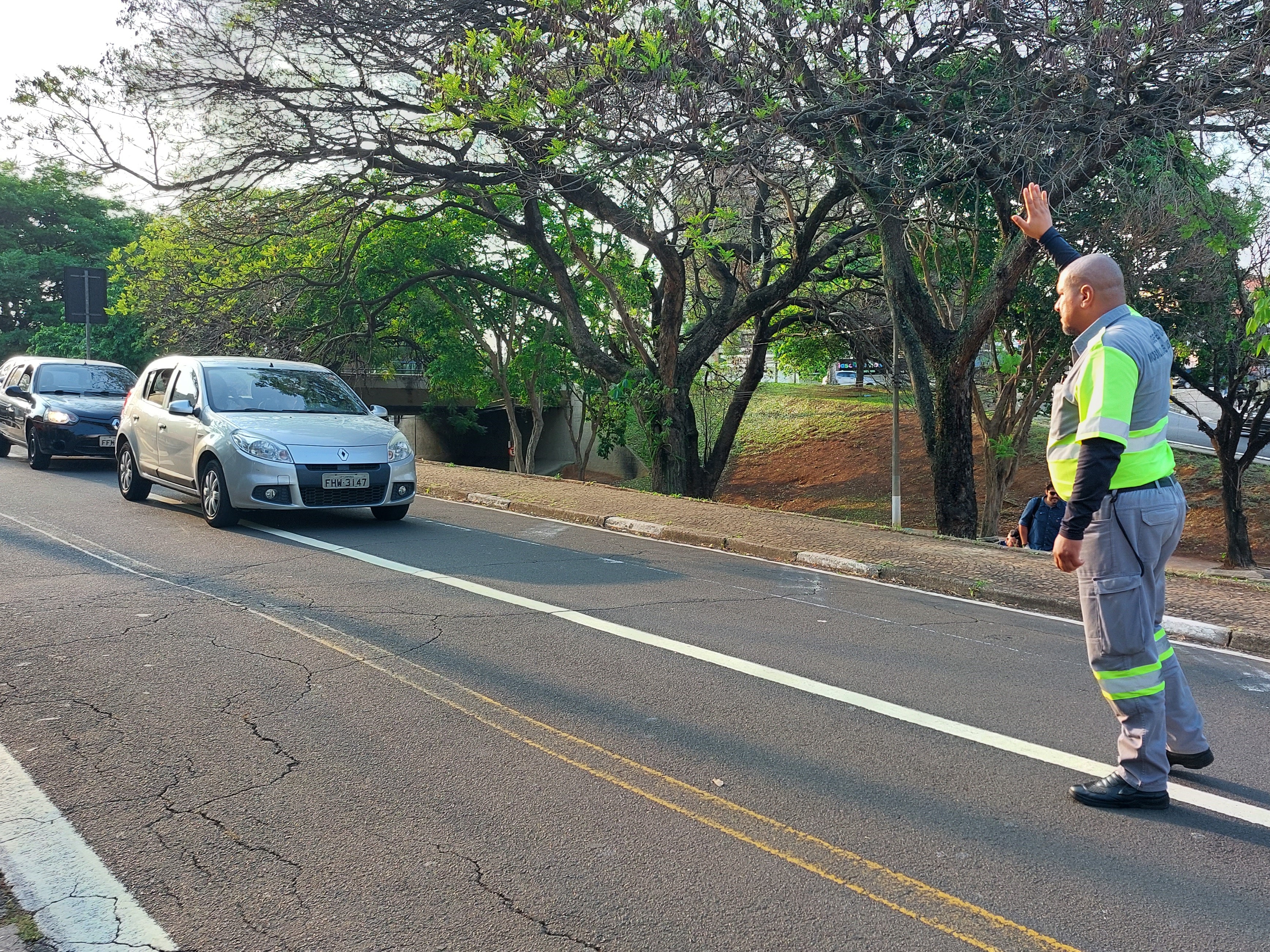  Agentes da mobilidade urbana vão sinalizar a interdição e orientar motoristas sobre o desvio