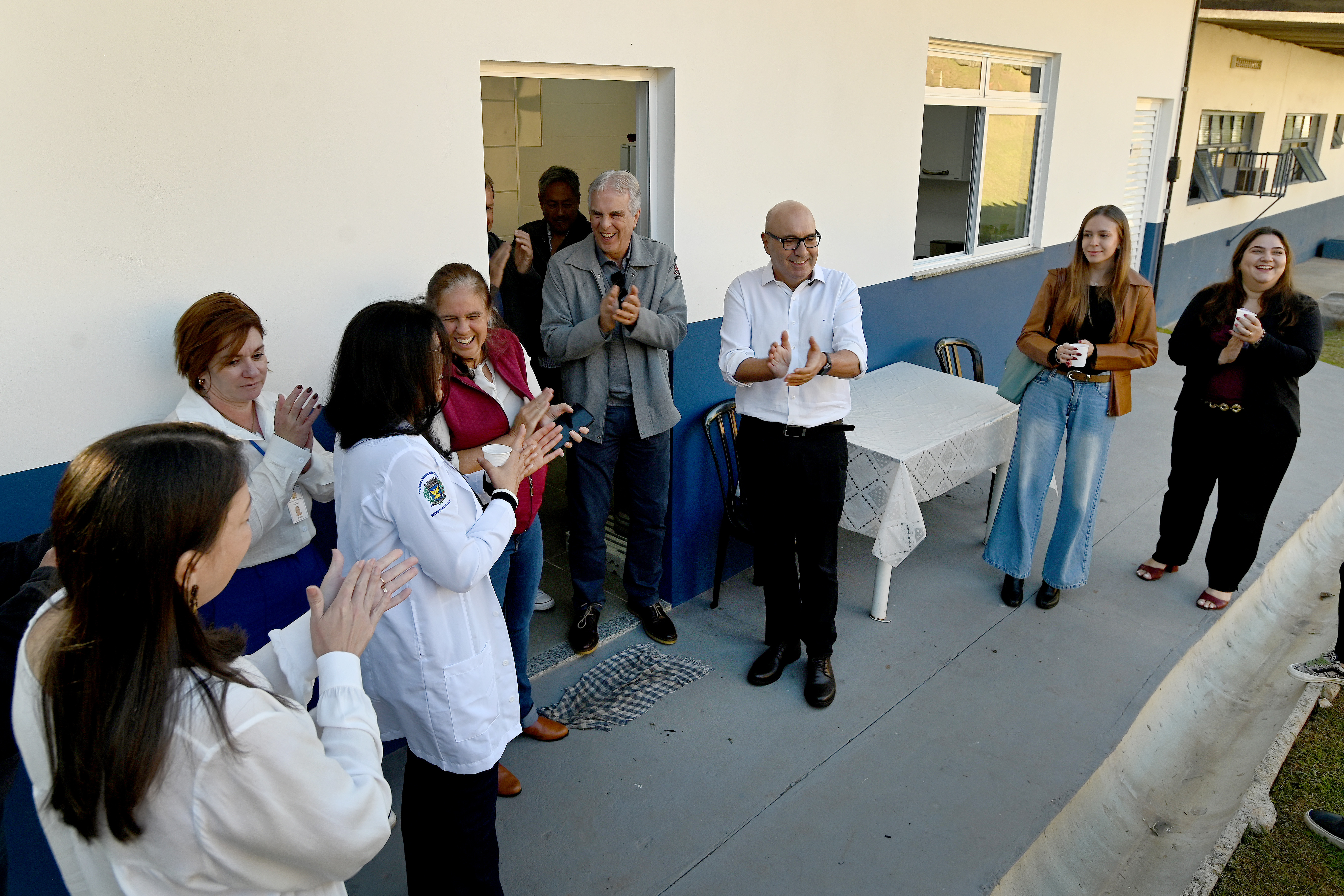 Prefeito Dário Saadi, o secretário de Infraestrutura, Carlos José Barreiro e a secretária adjunta de Saúde, Deise Hadich, na entrega da obra com os funcionários: maior intervenção na unidade em mais de 40 anos