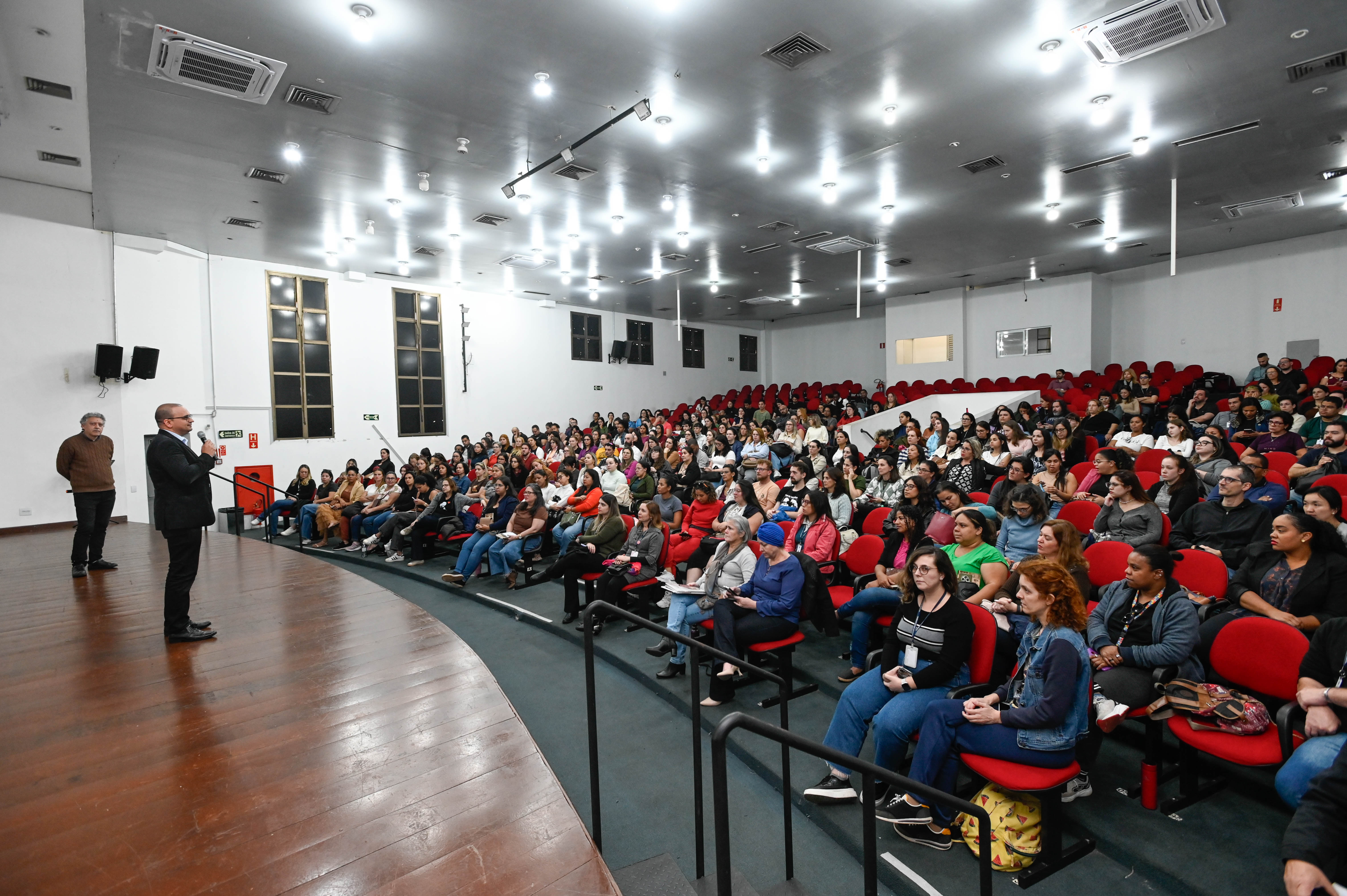 Secretária diz que os encontros presenciais no novo formato serão dedicados principalmente ao acolhimento