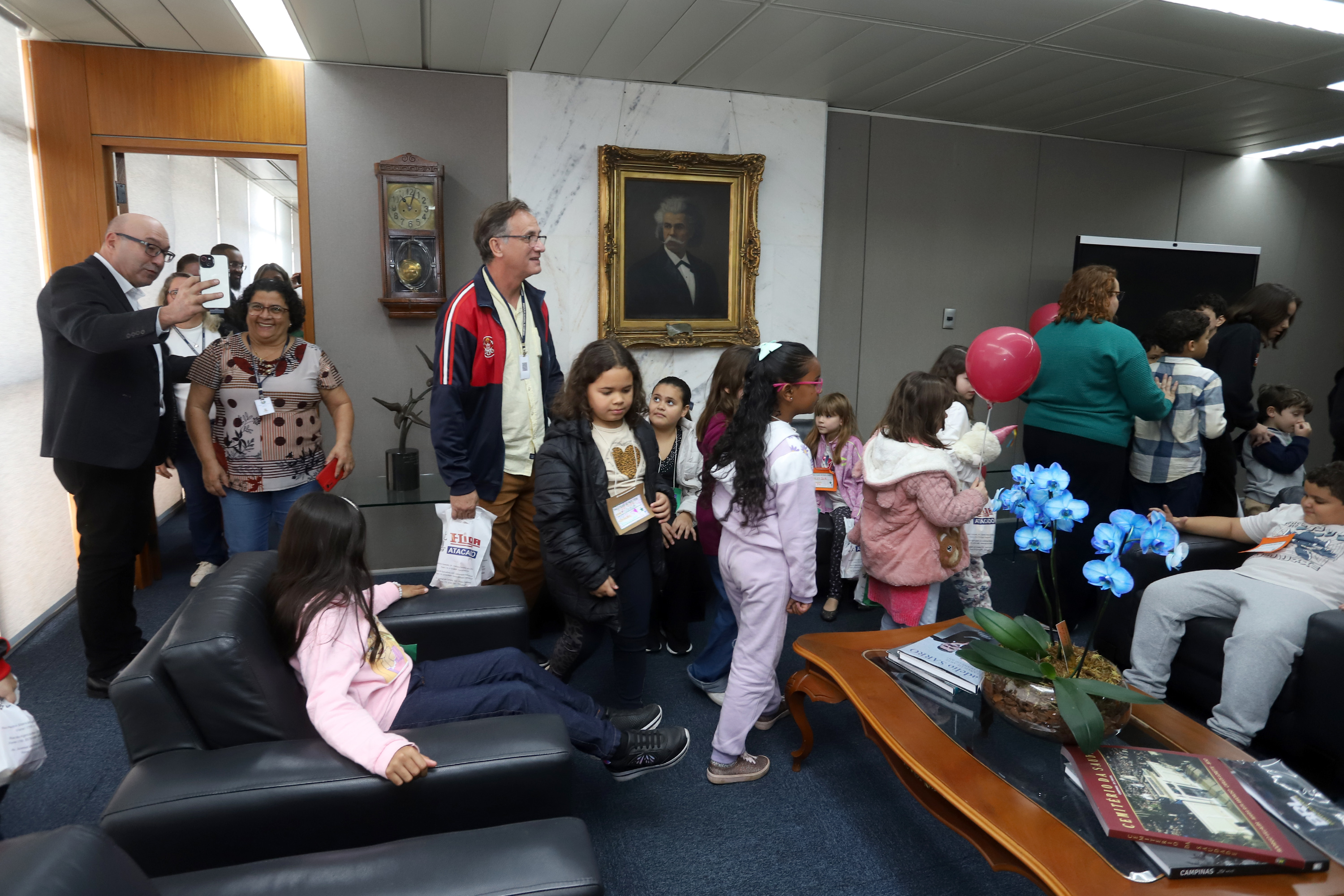 Prefeito recepciona grupo no Gabinete