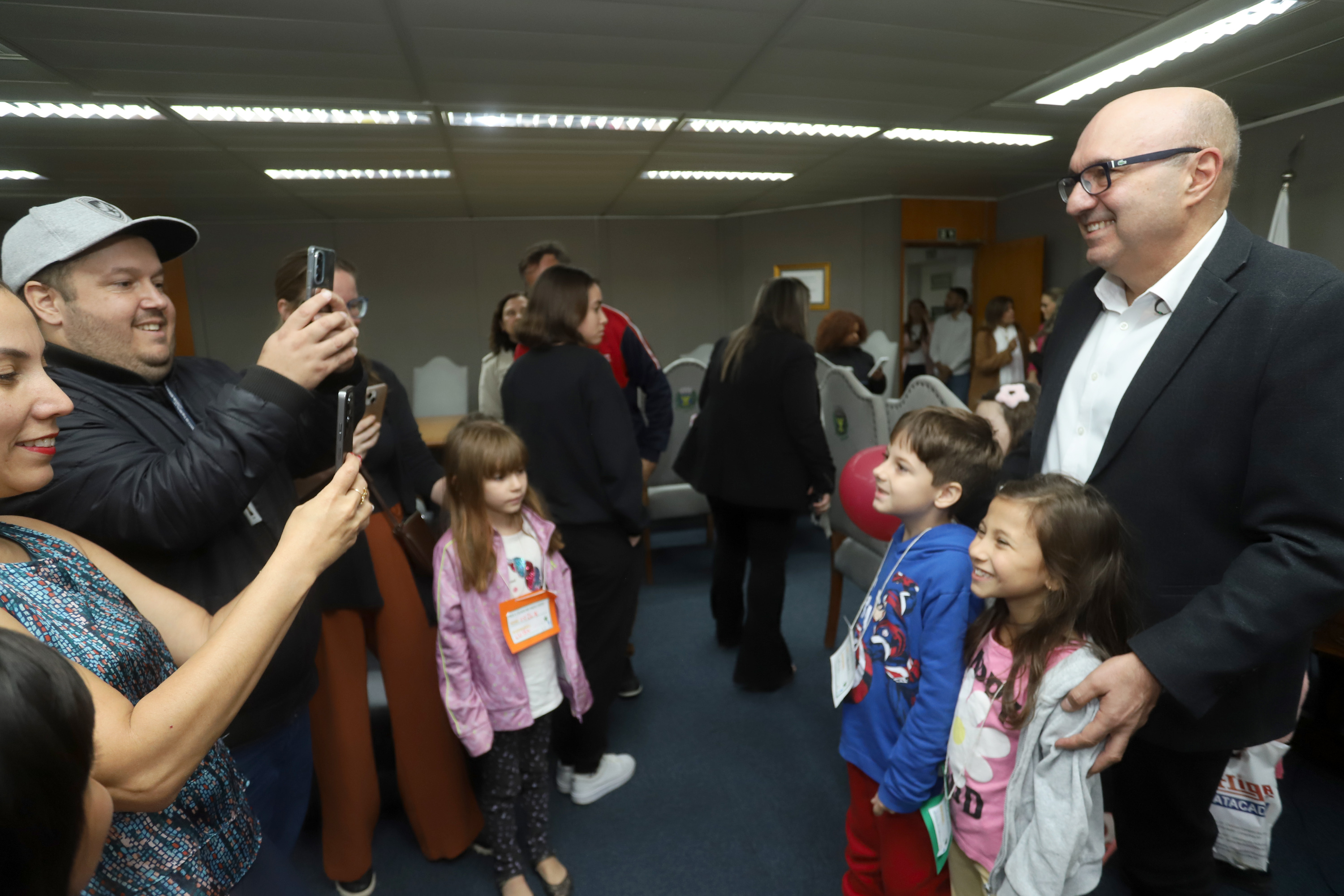 Rafael Soares fotografa filho com o prefeito: "experiência diferente e divertida"