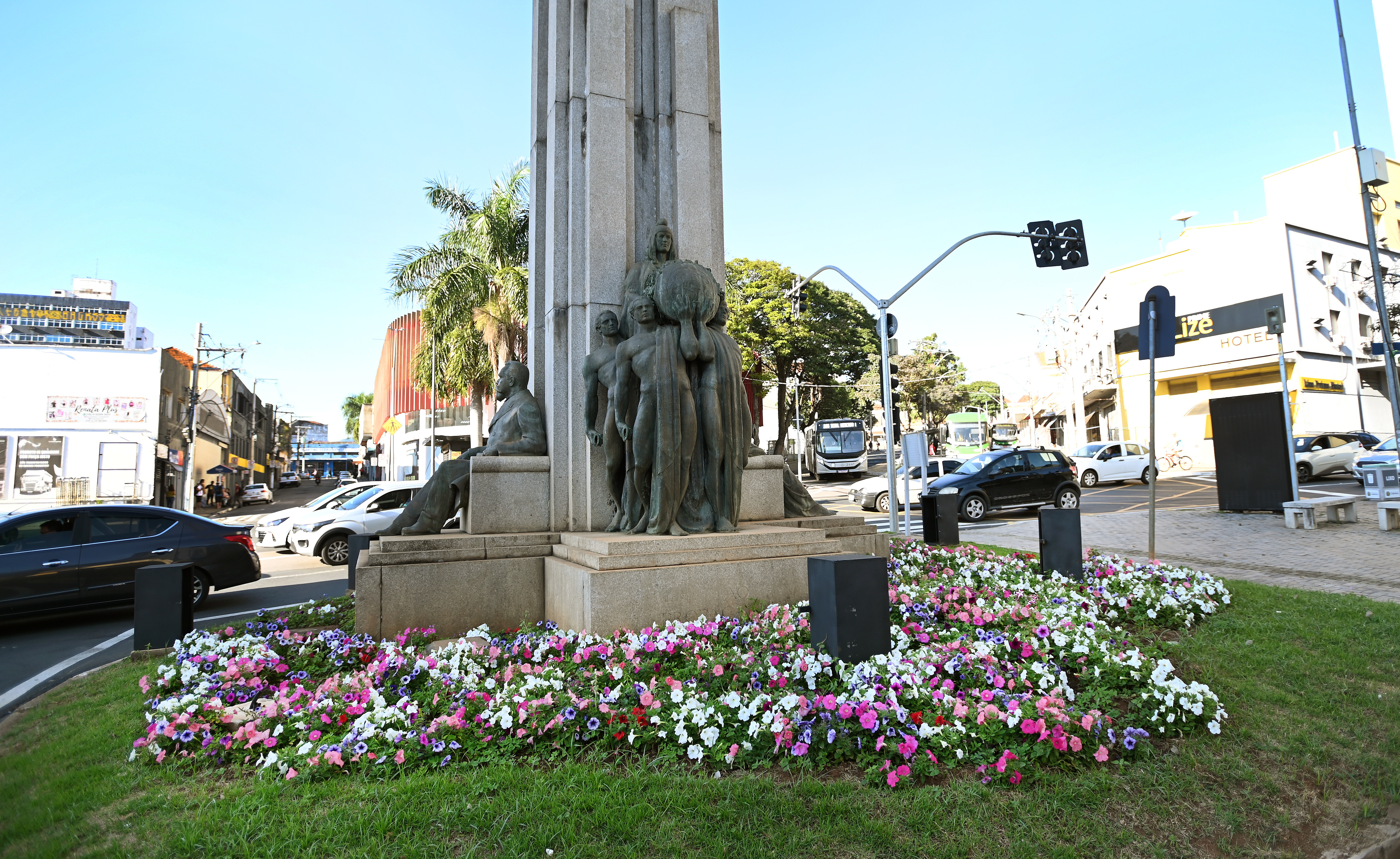 Flores adornam o monumento que homenageia Campos Sales, único presidente da República nascido em Campinas, na avenida de mesmo nome