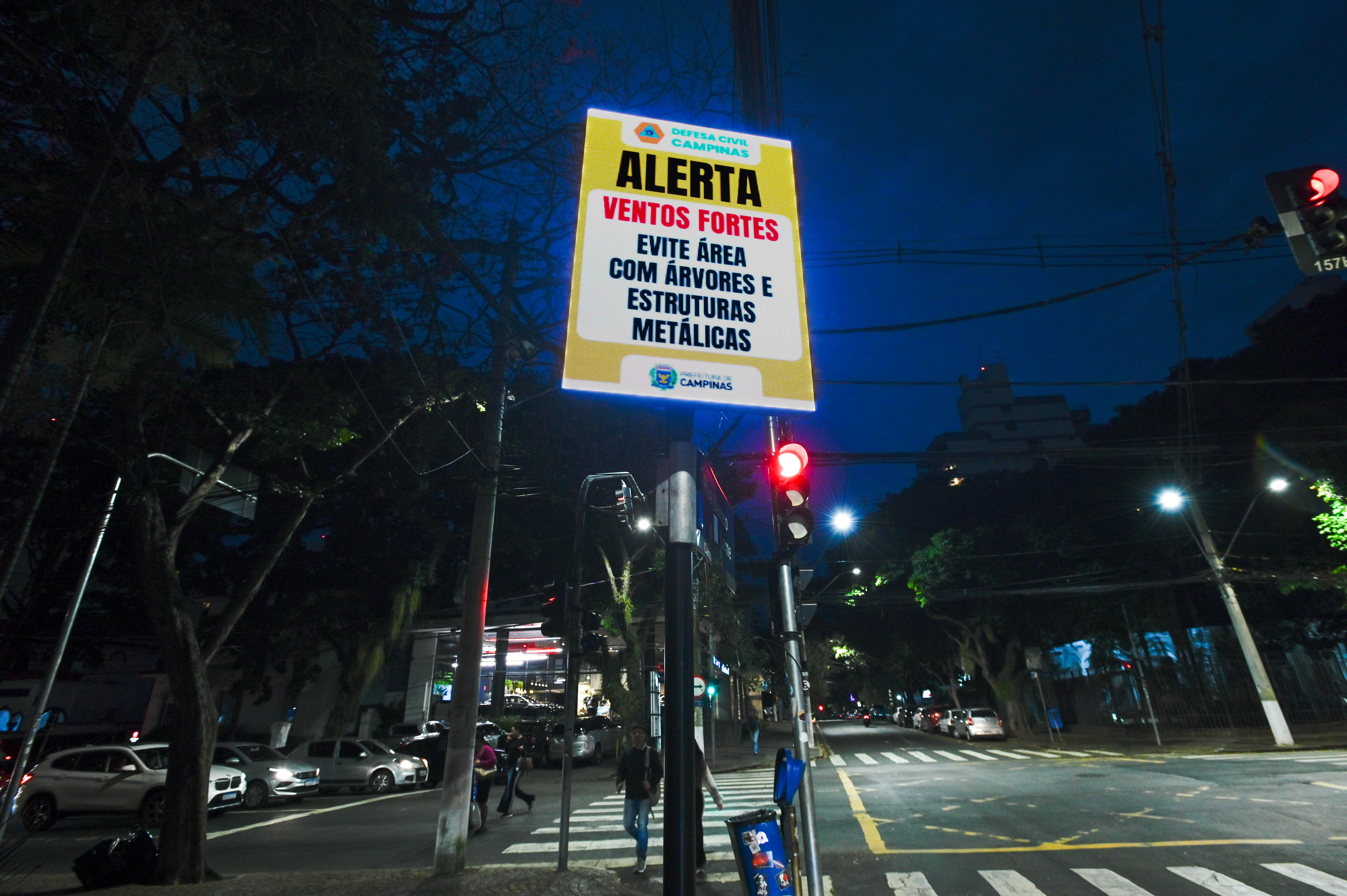A Defesa Civil alerta para evitar locais sujeitos a inundações ou com estruturas metálicas