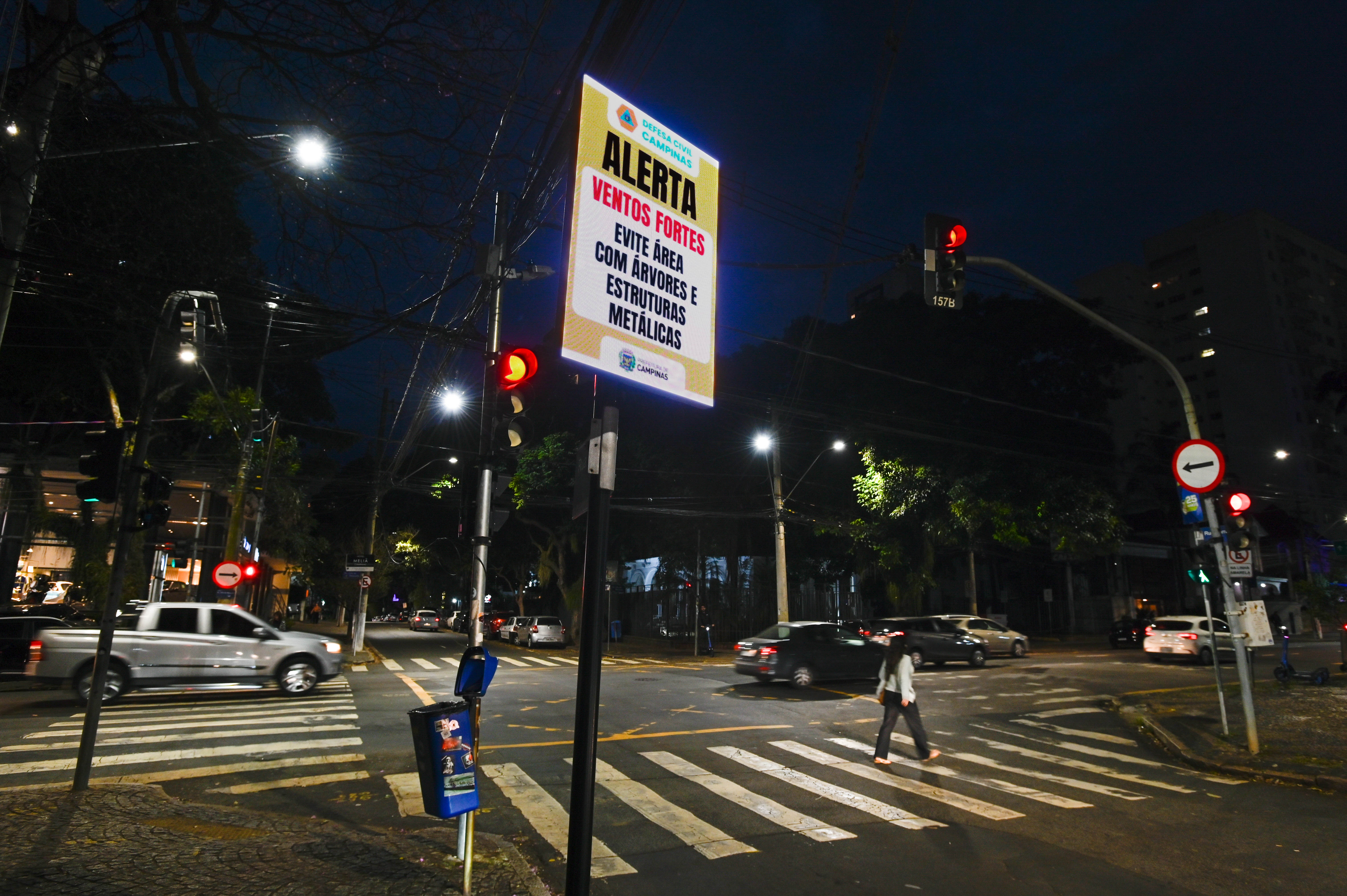 Campinas reforça orientações de segurança com alertas sobre ventos fortes nos painéis digitais da cidade