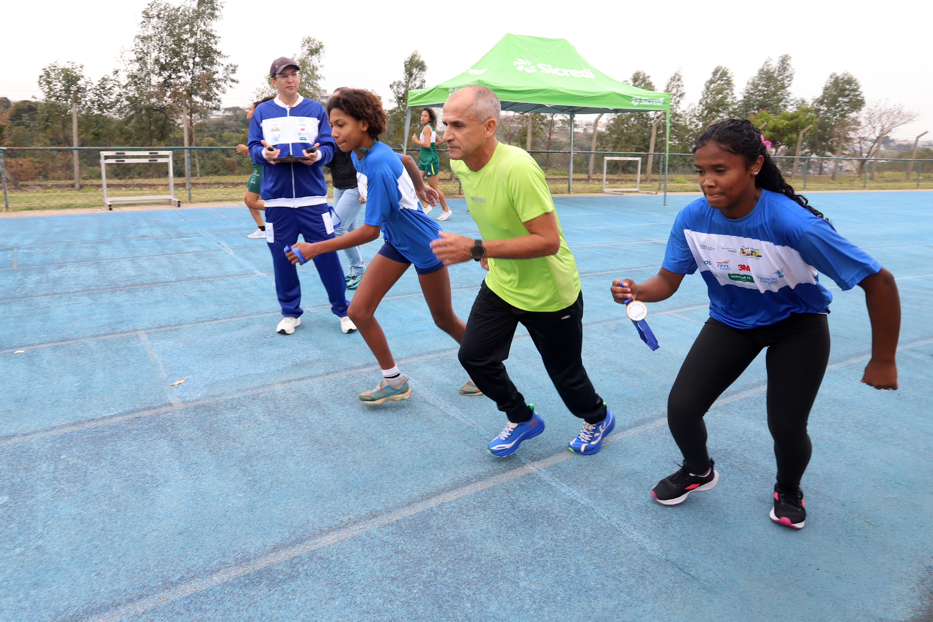 Vanderlei (de amarelo) no revezamento simbólico para marcar o início da comemoração