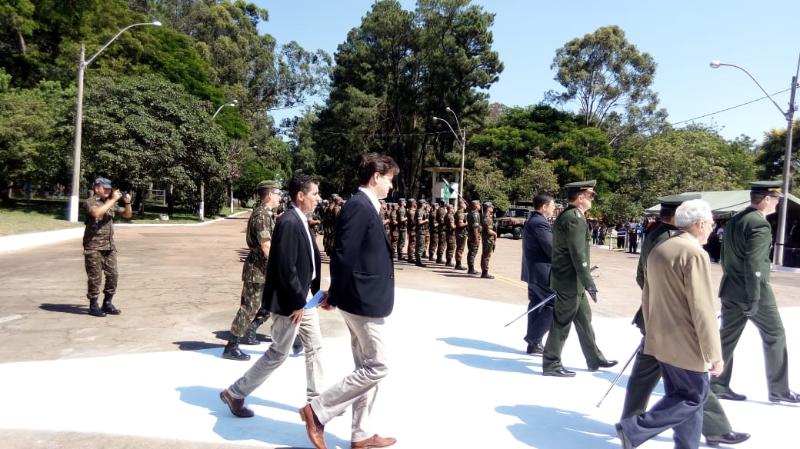 Vice-prefeito participou da formatura militar que oficializou troca de comando do 28º BIL