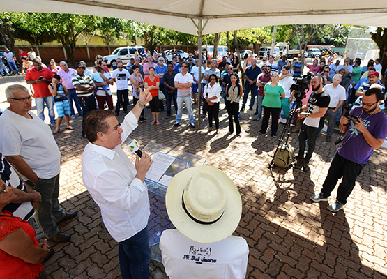 Prefeito Jonas Donizette entregou mais uma praça, no Bananal