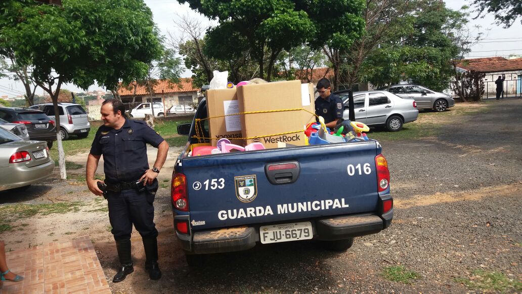 GM carrega viaura com brinquedos