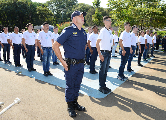 Comandante da GM de Campinas e seus alunos