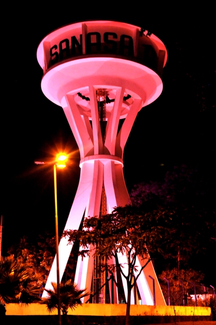 Reservatório São Gabriel iluminado de rosa