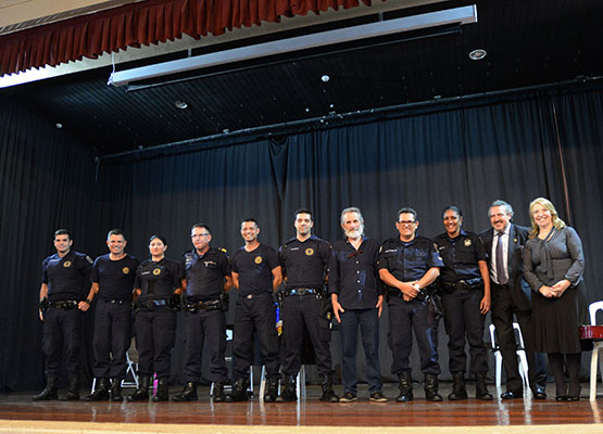 Envolvidos com a peça ocupam o palco