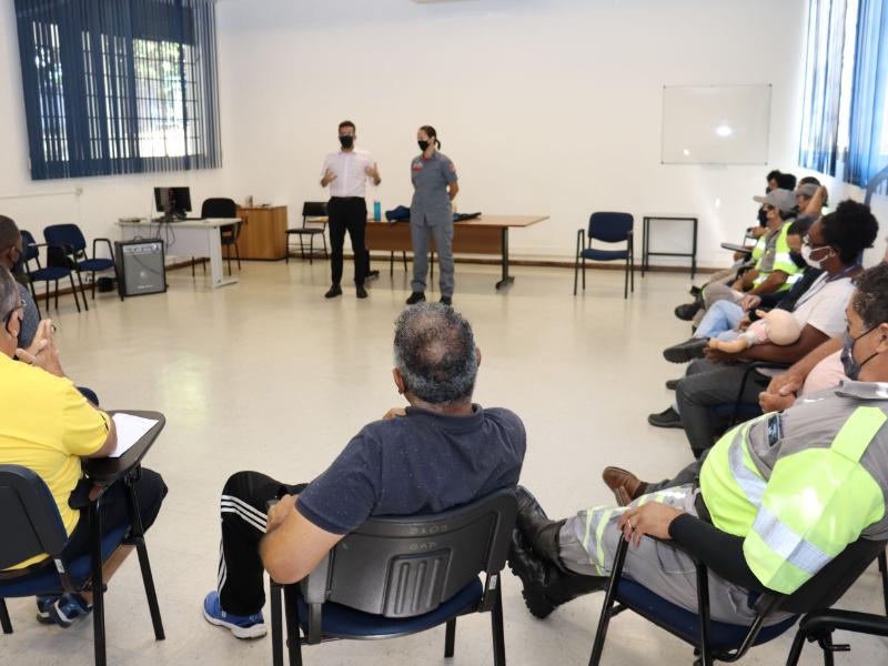 Curso abordou orientações em casos de emergência como retirada do veículo, socorro em casos de engasgo e RCP