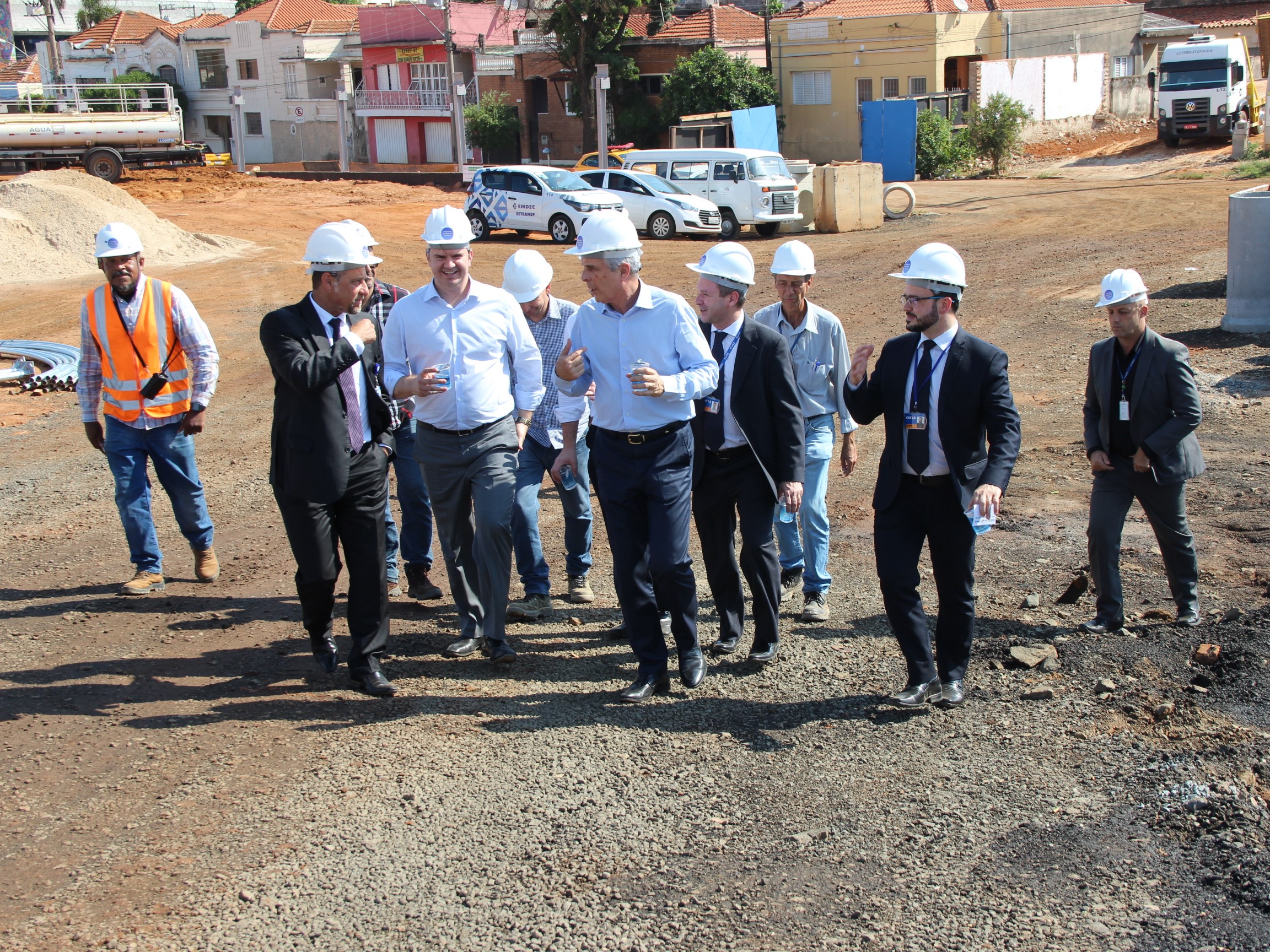 Ministro visita obra com equipe técnica