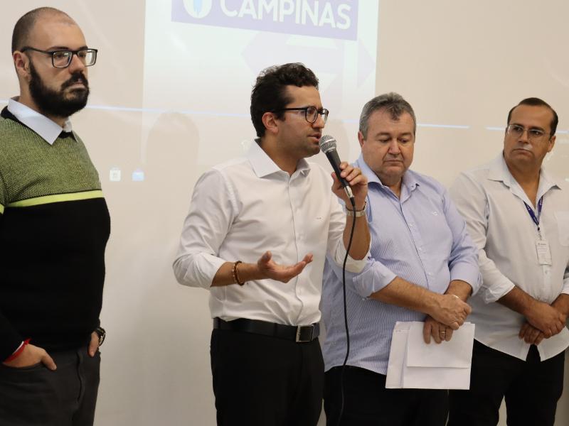 Ao lado do secretário de Transportes, presidente da Emdec cumprimenta os agentes