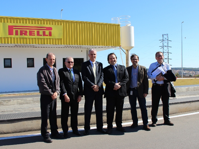 Secretário de Transportes e representantes da Pirelli na inauguração
