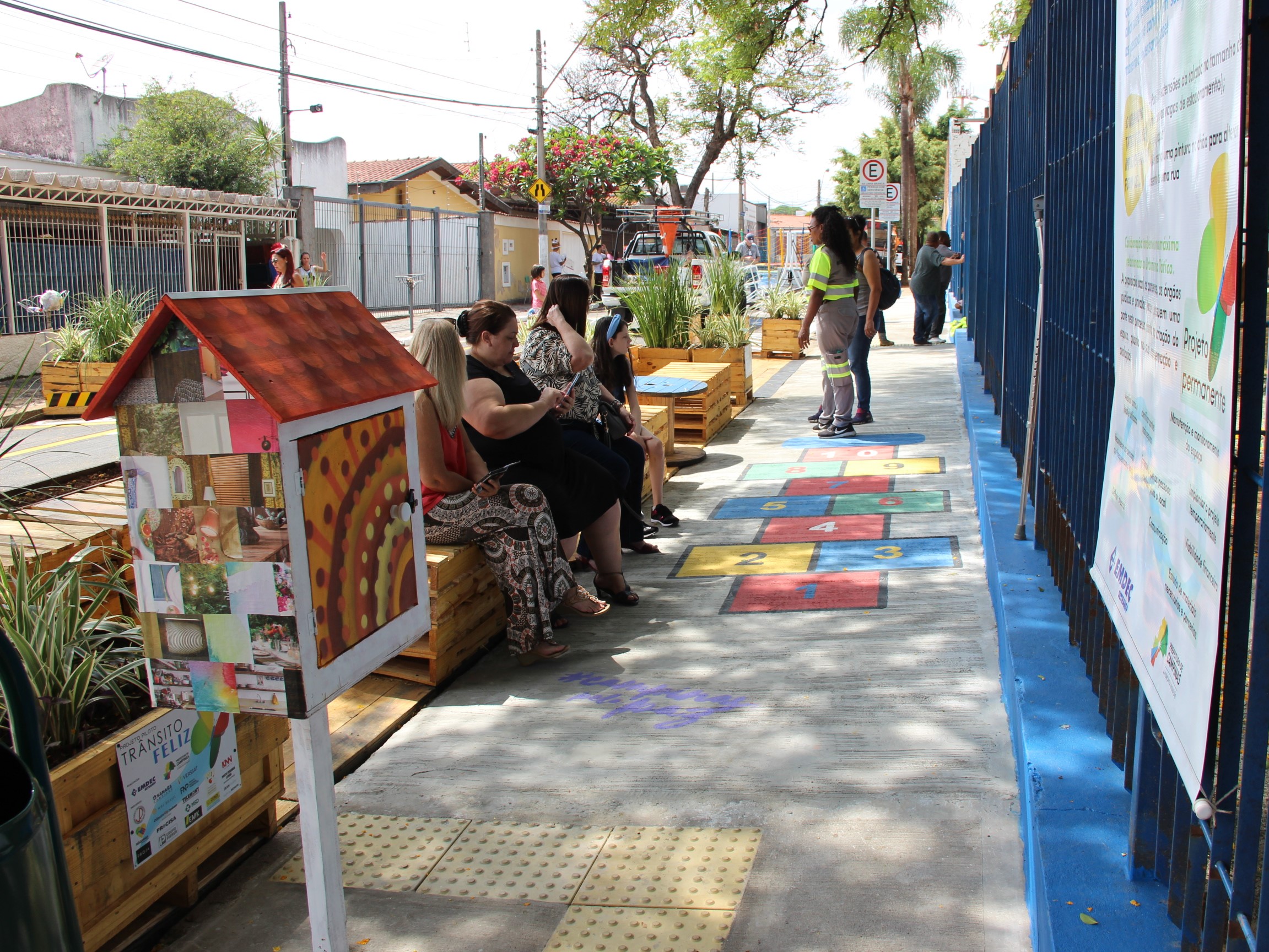 Um novo espaço de convivência para a comunidade foi criado, numa espécie de parklet.