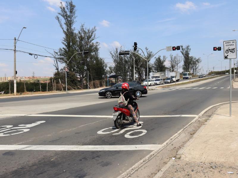 Medida reduz disputa por espaço com veículos e amplia segurança dos motociclistas 